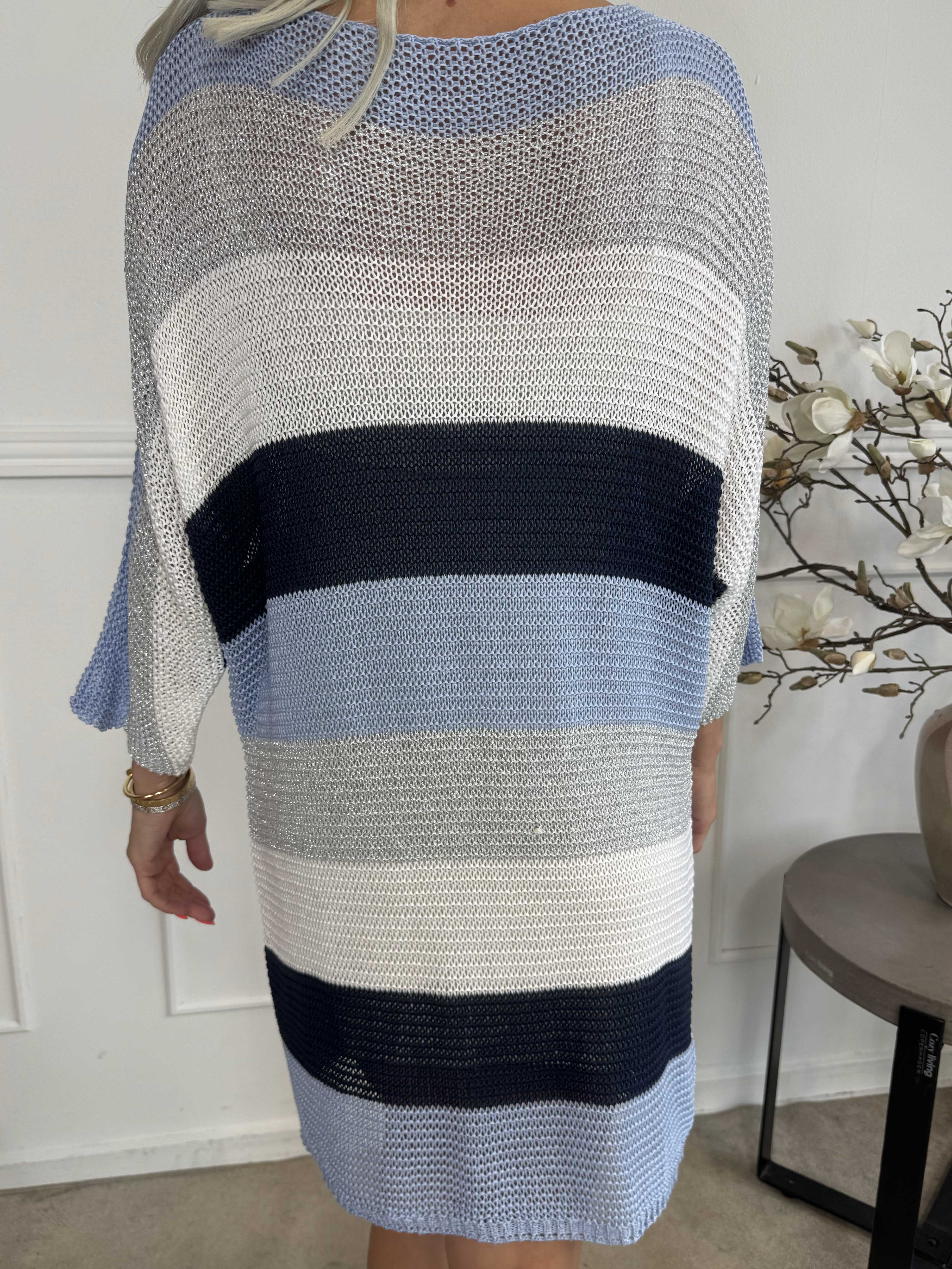 Nina Long - Stribet strikkjole med glittertråde