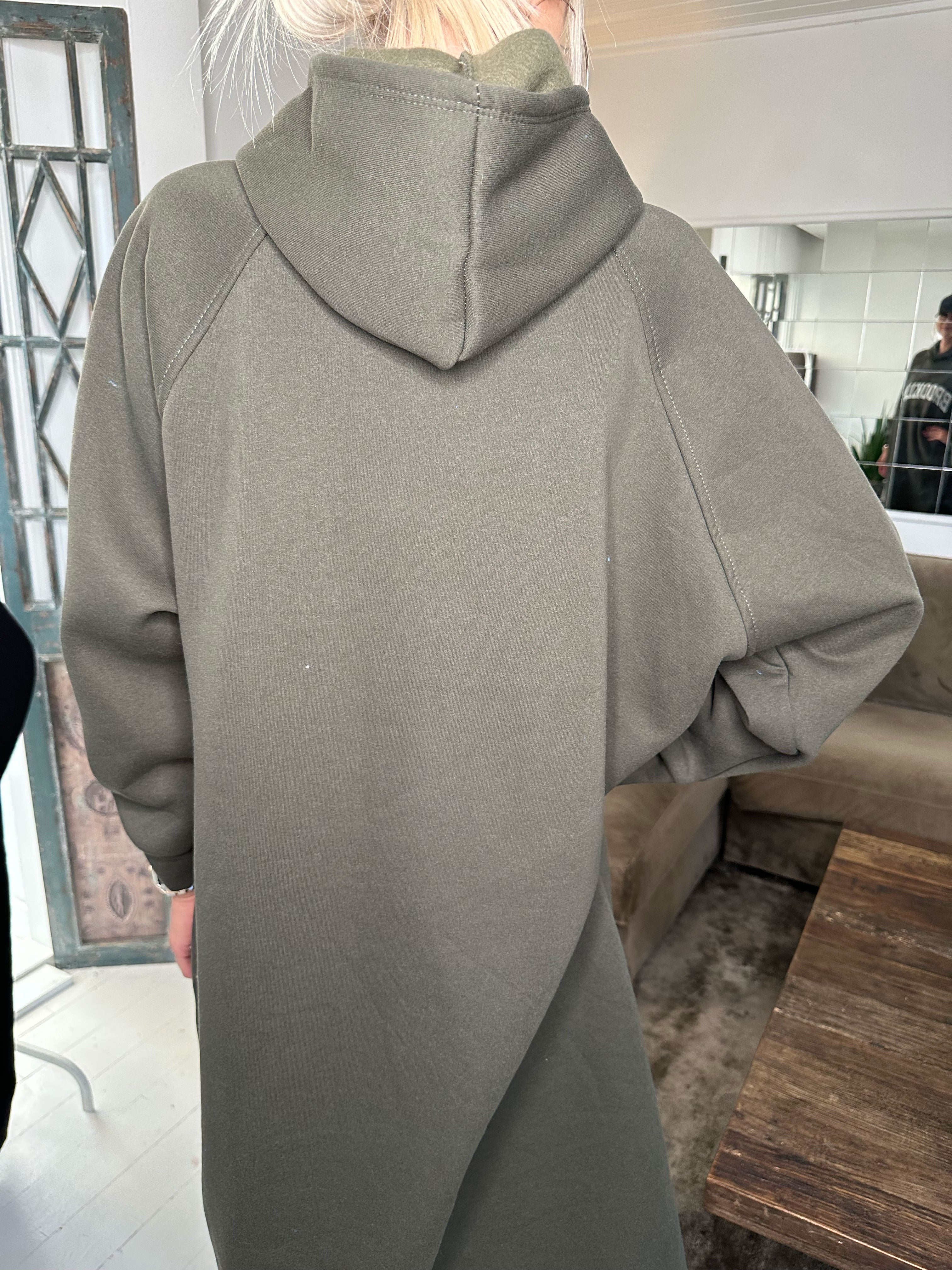 Angela - Lang hoodiekjole i bomuld med skrift på brystet