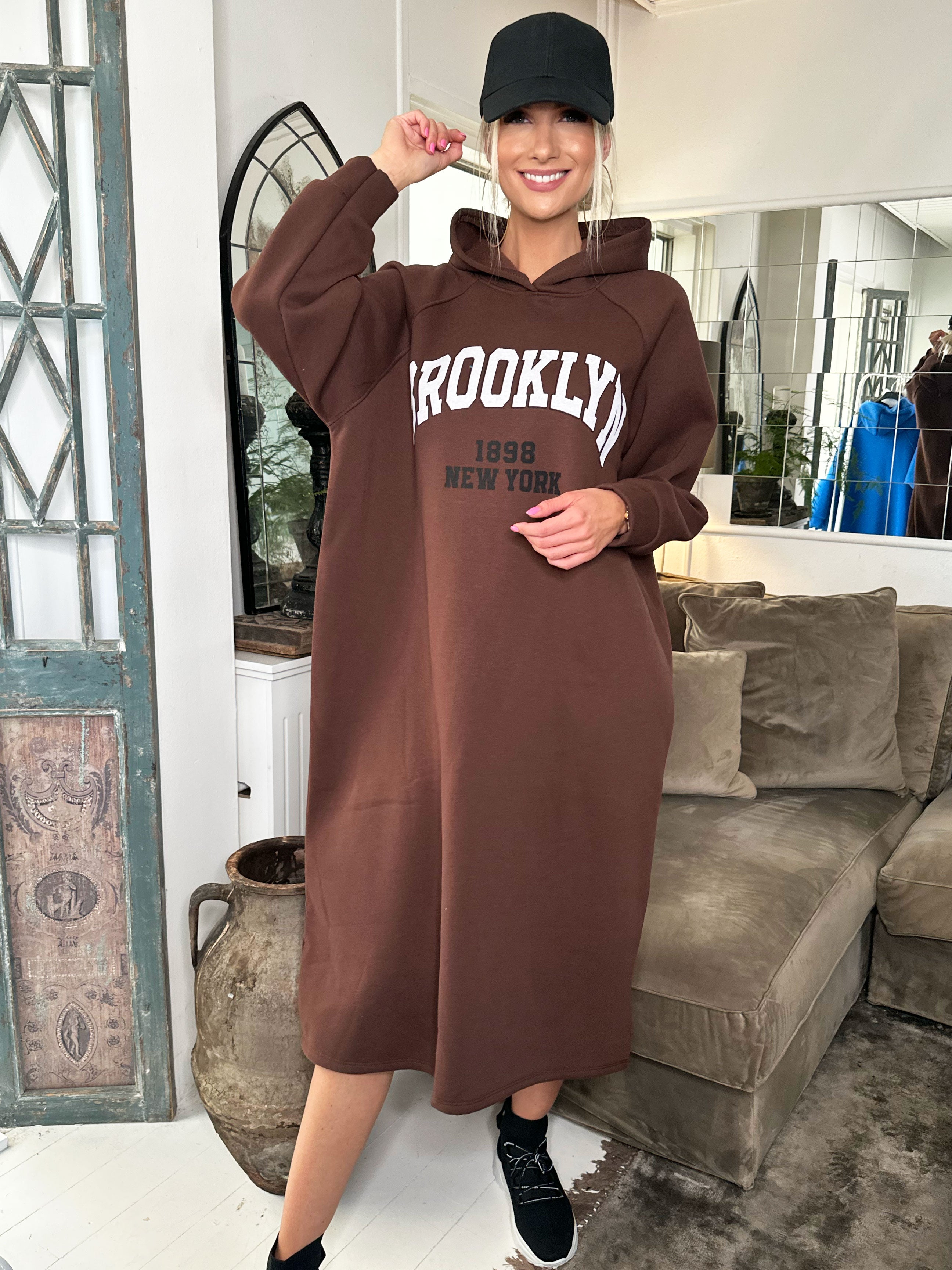 Angela - Lang hoodiekjole i bomuld med skrift på brystet