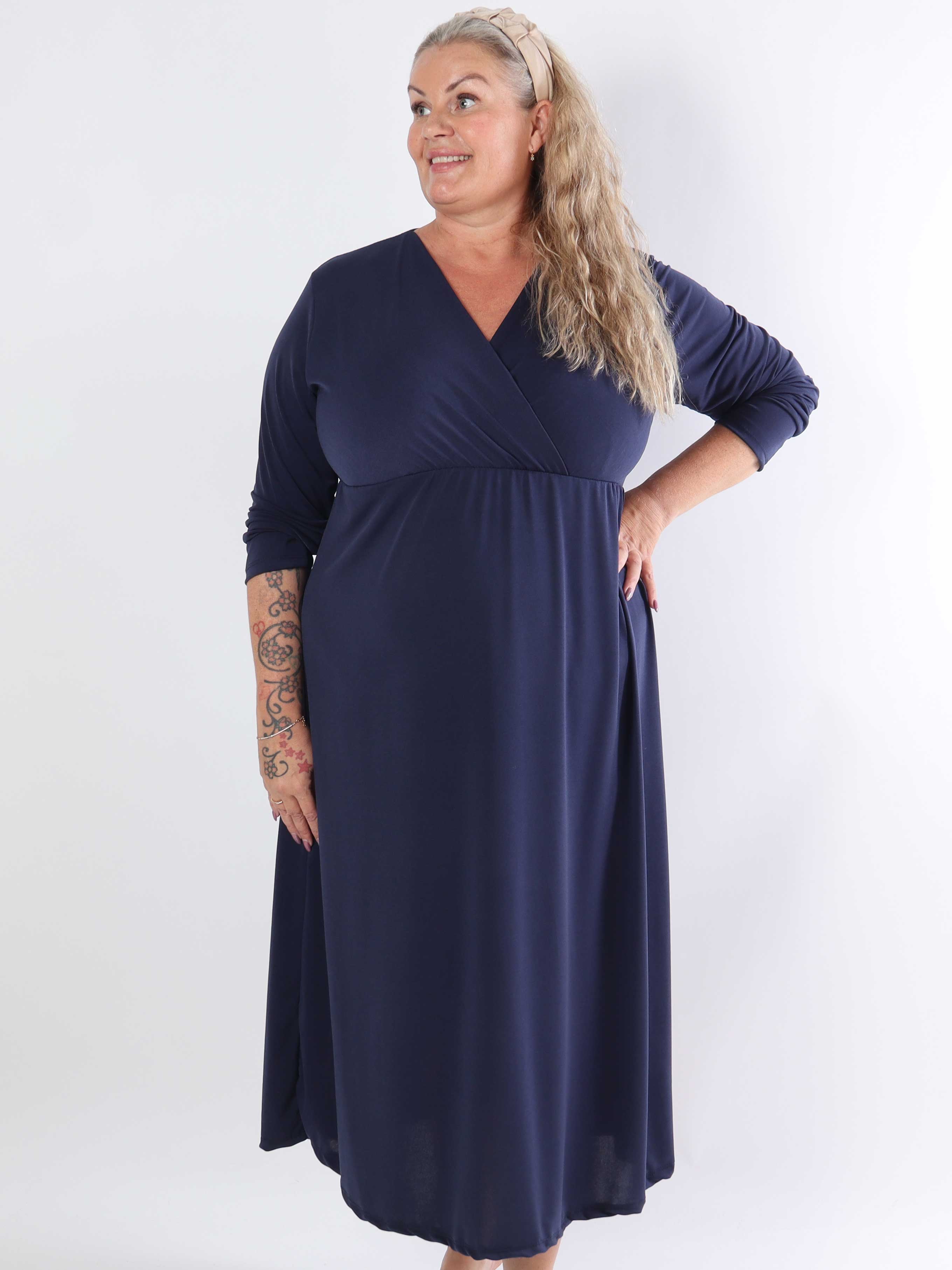 Nelly Plain - Elastisk plus size ensfarvet kjole i viskose