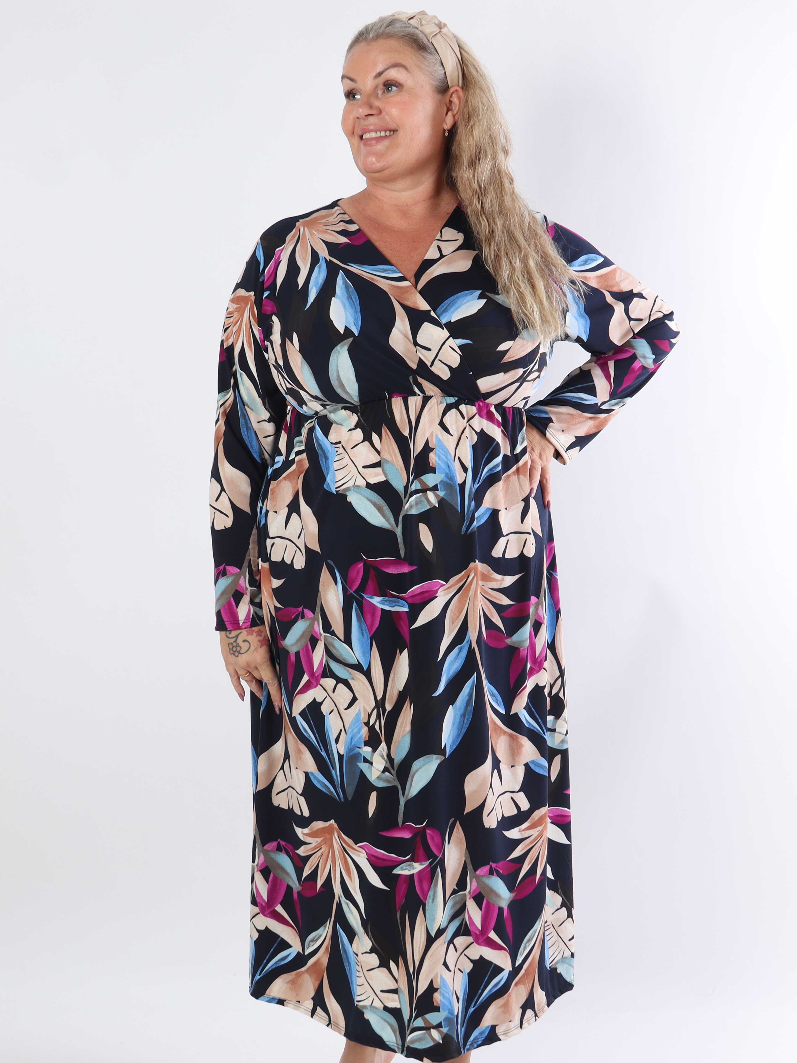Nelly Leaf - Elastisk plus size kjole med farvet bladmotiver