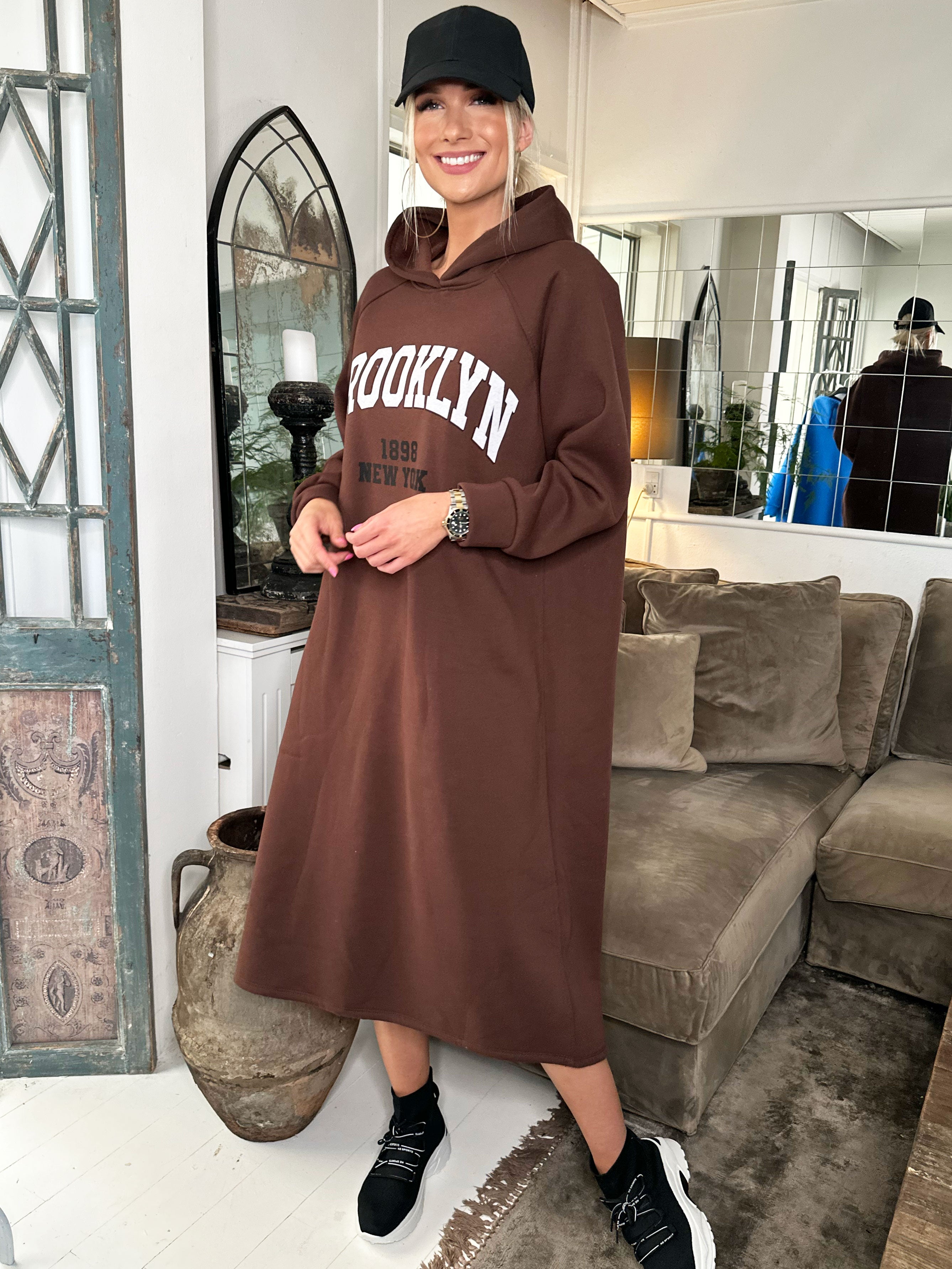 Angela - Lang hoodiekjole i bomuld med skrift på brystet