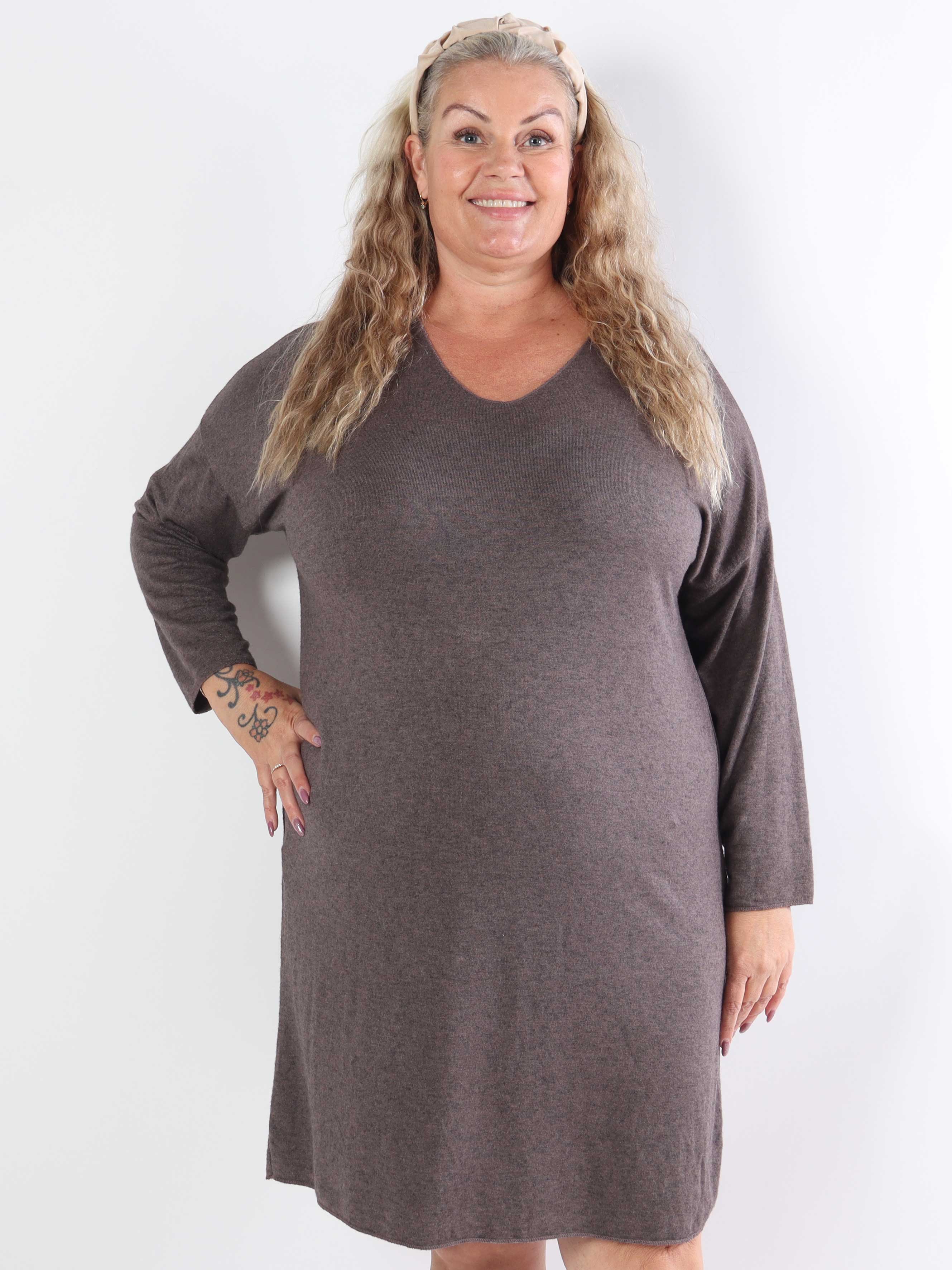 Djamila Long - Mega blød plus size kjole i viskose med v-udskæring