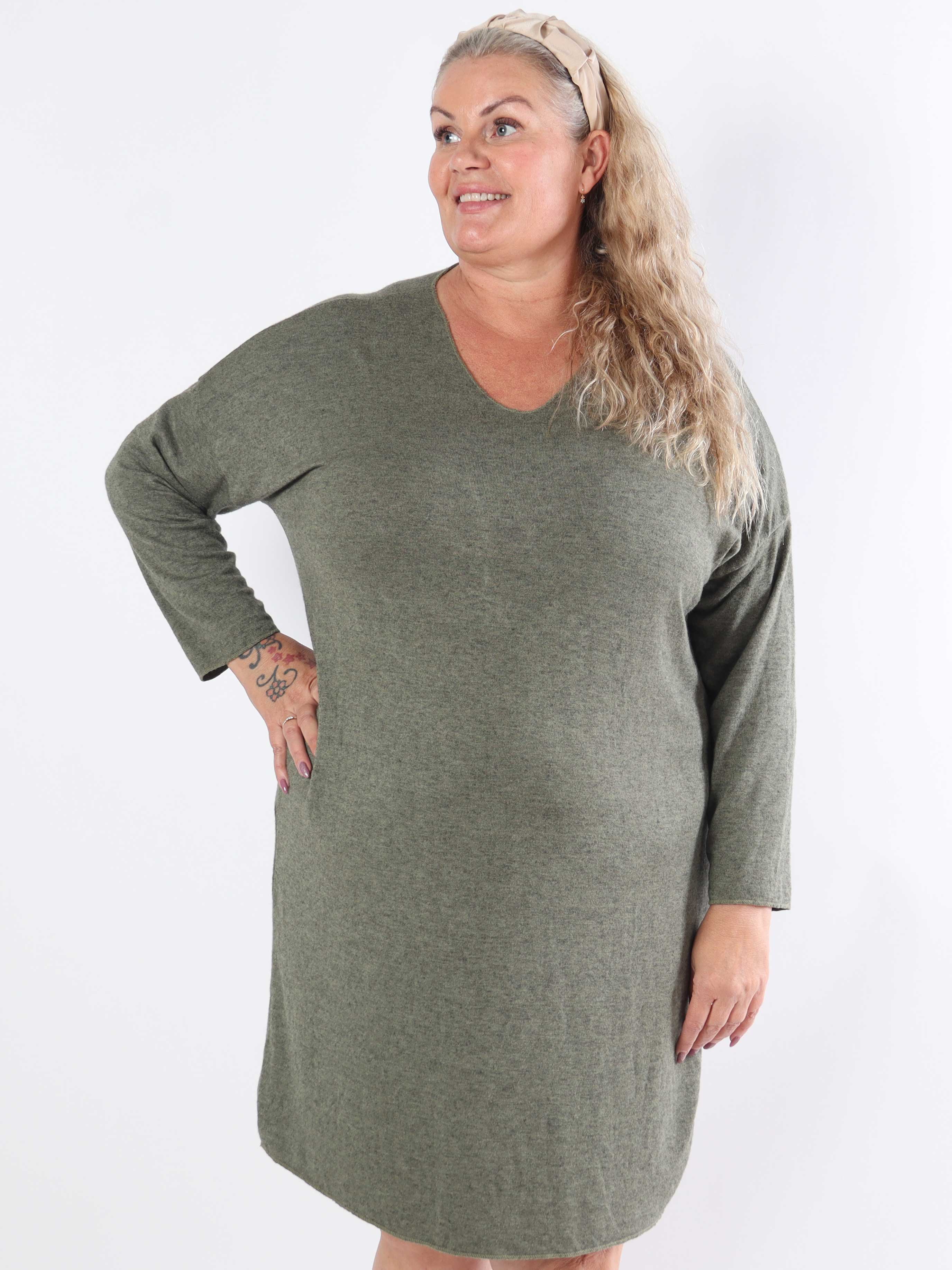 Djamila Long - Mega blød plus size kjole i viskose med v-udskæring