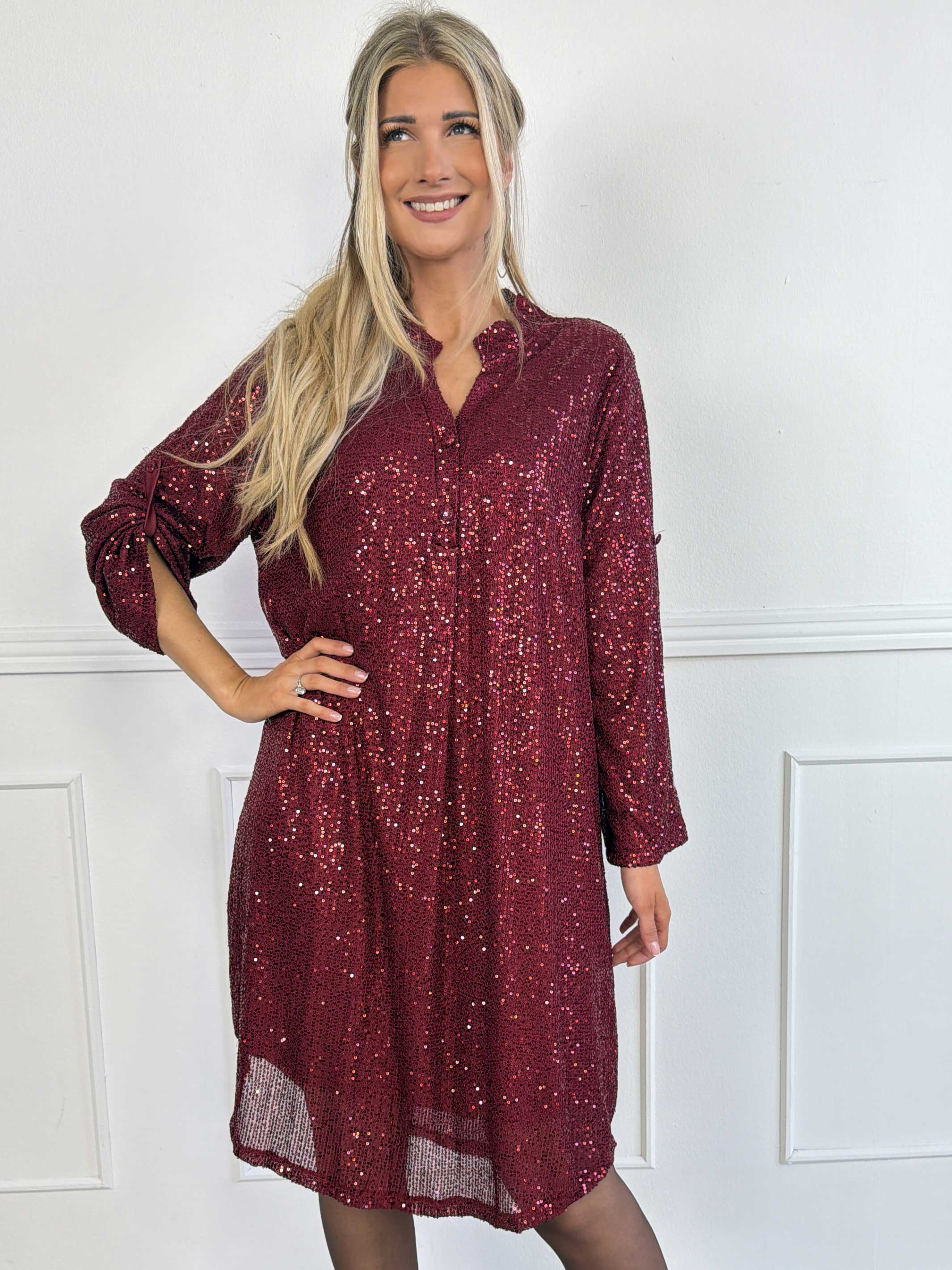Ebba Glitter - Pailletkjole med knapper ved udskæringen, der giver et elegant look