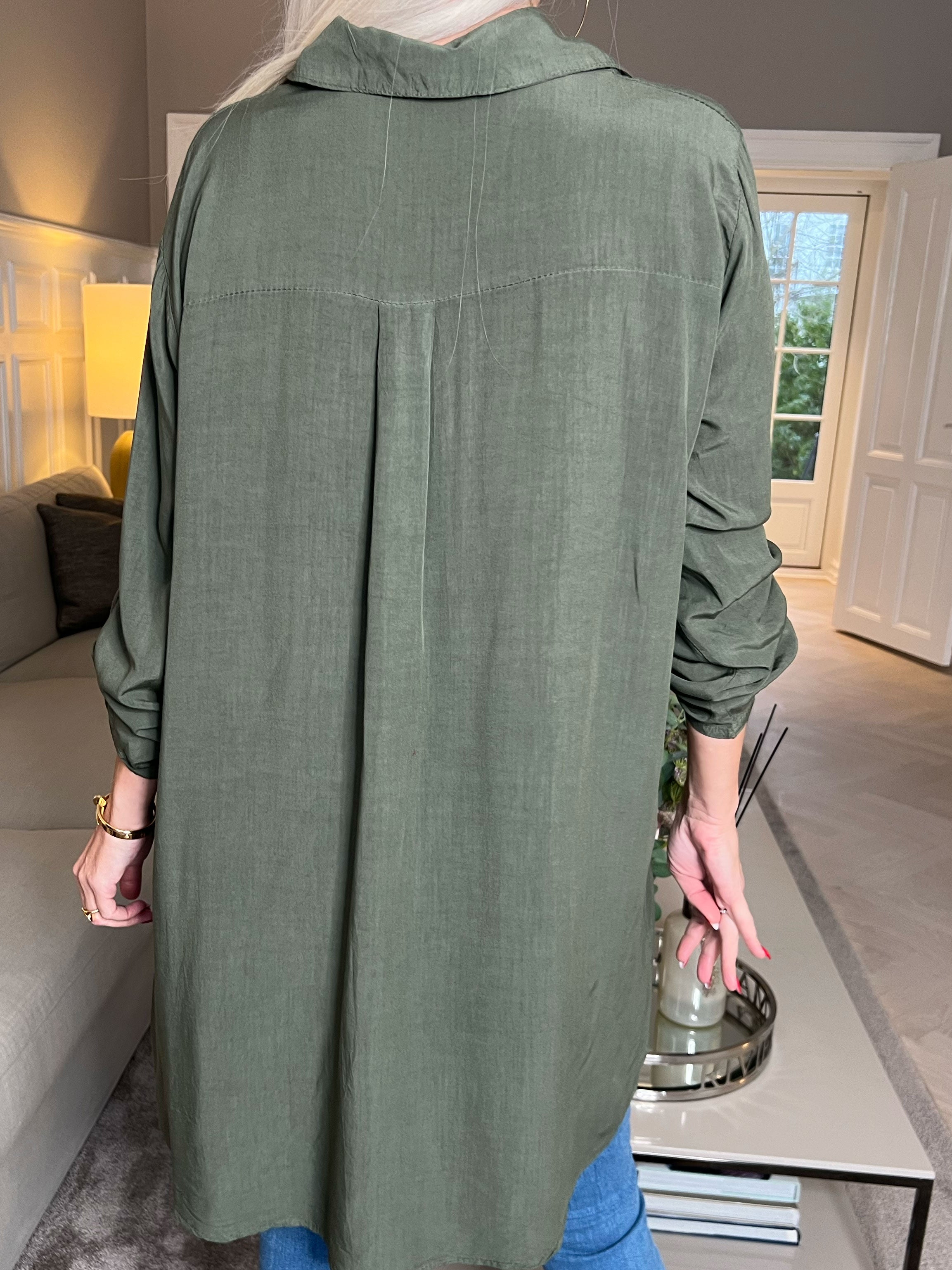 Janine - Sød skjorte i bomuld med detaljer på brystet