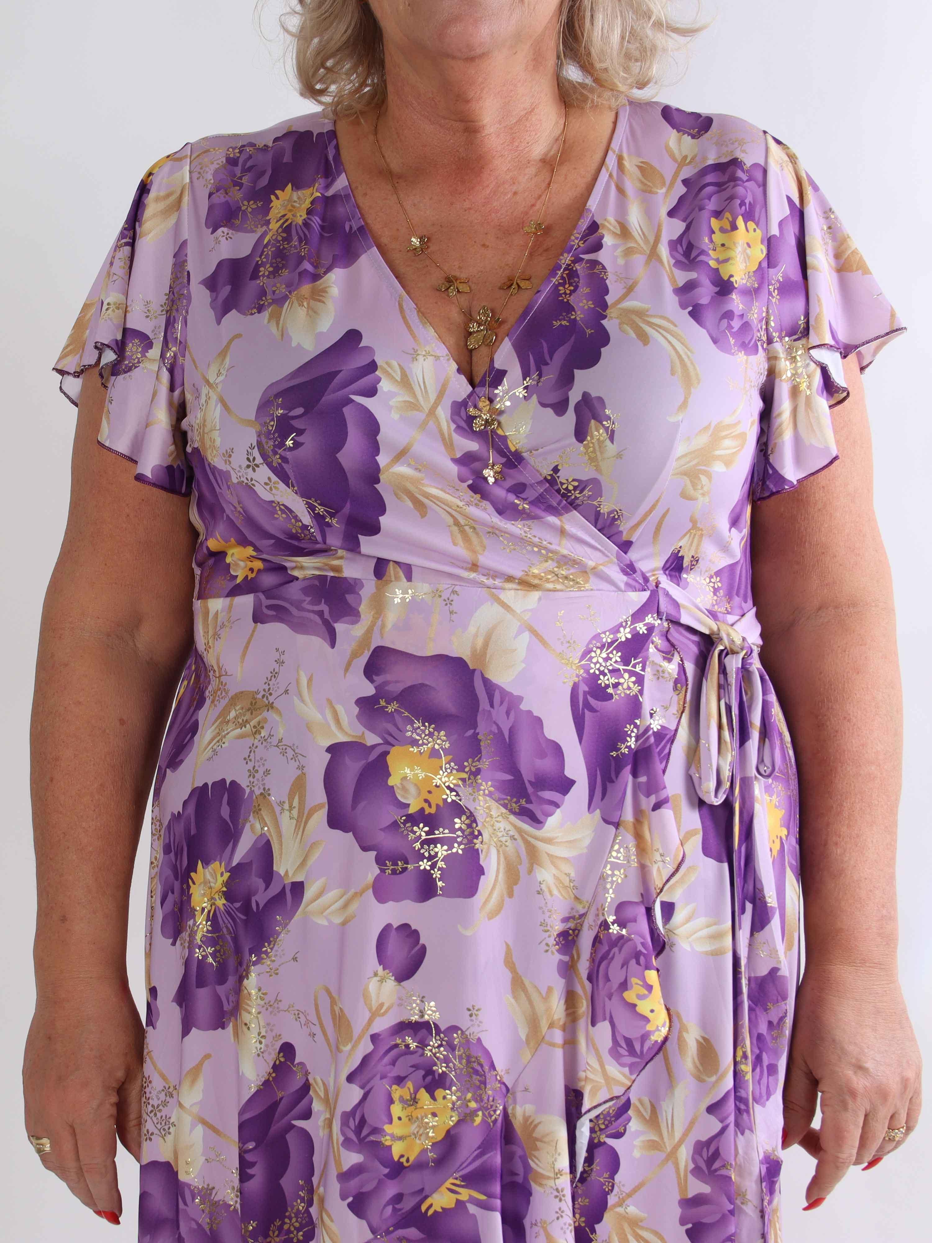 Savina Botanic S/S - Blomstret plus size kjole i slå-om-look med flæseærmer