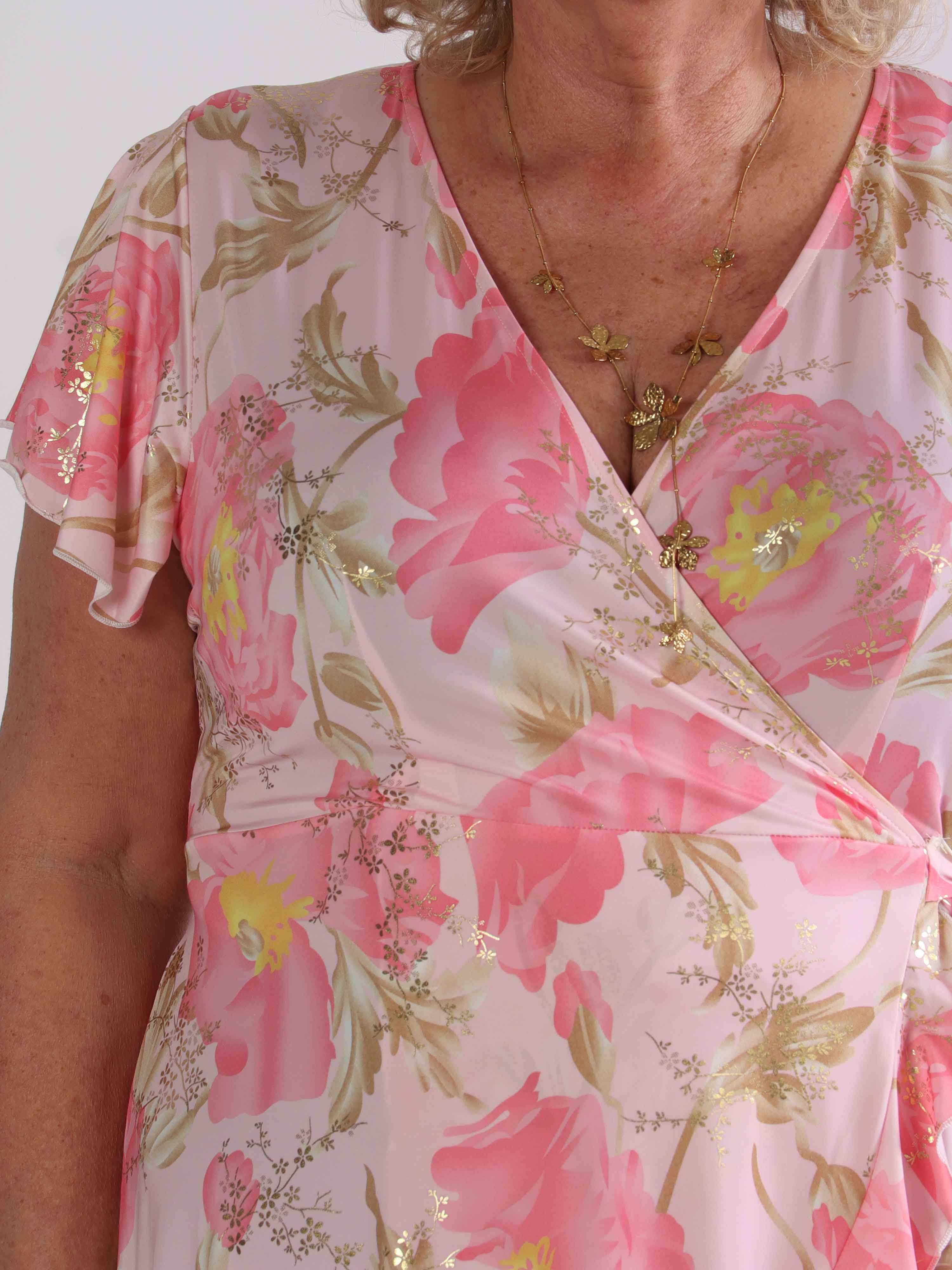 Savina Botanic S/S - Blomstret plus size kjole i slå-om-look med flæseærmer