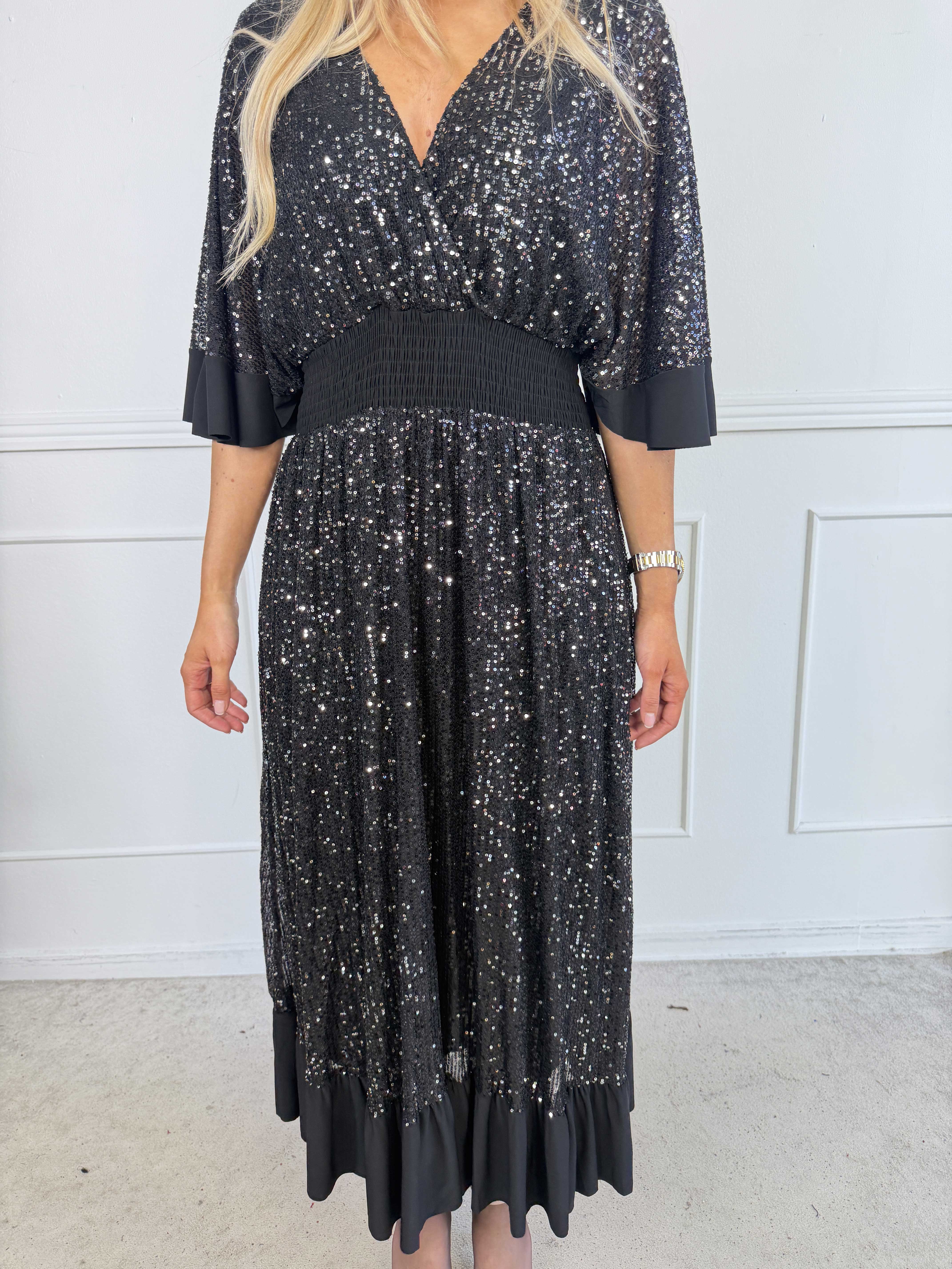 Pamela Glitter - Lang plus size pailletkjole med flæser og smock