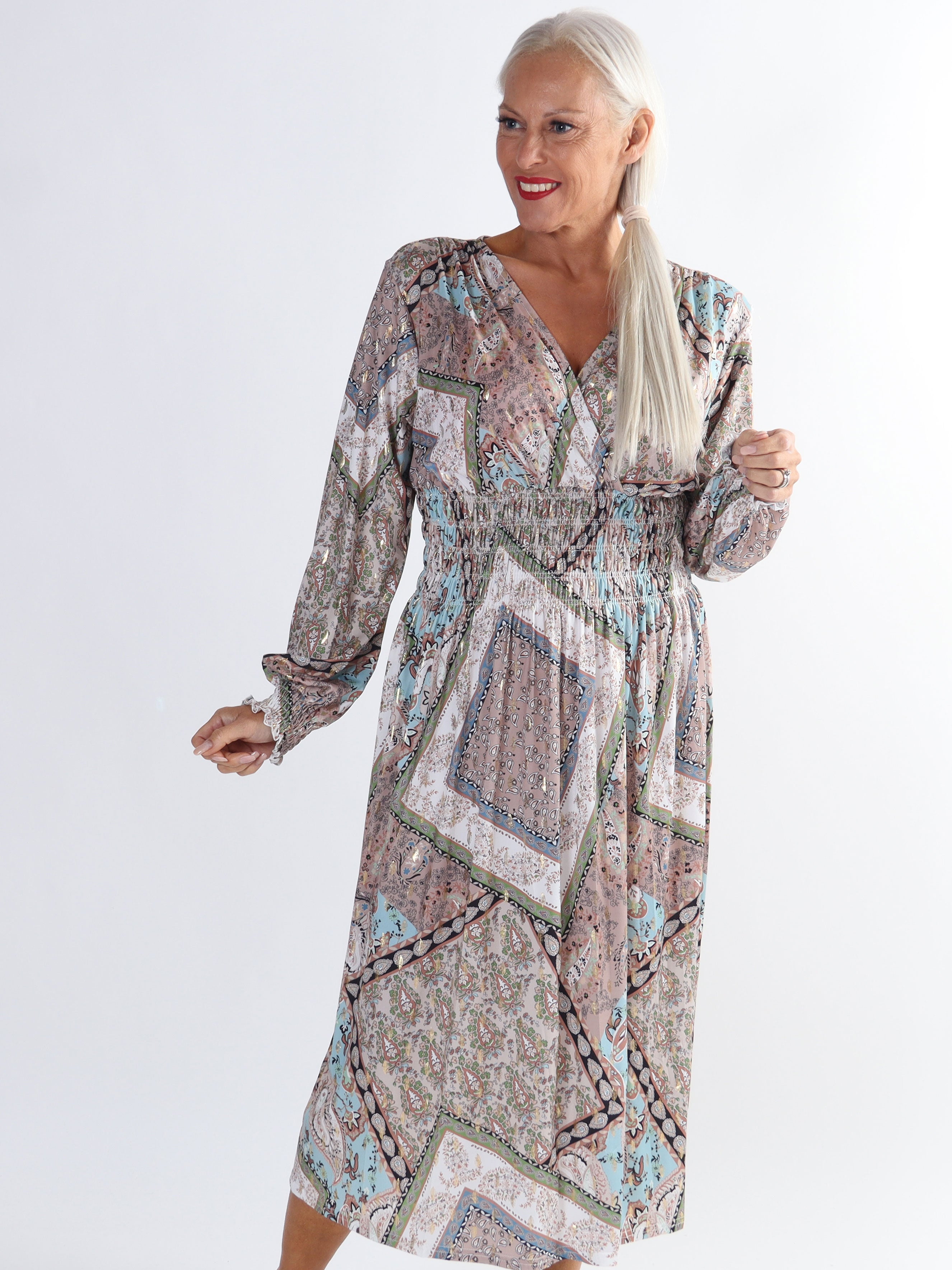 Pams Paisley Midi L/S - Plus size kjole i krølfrit stof med lange ærmer