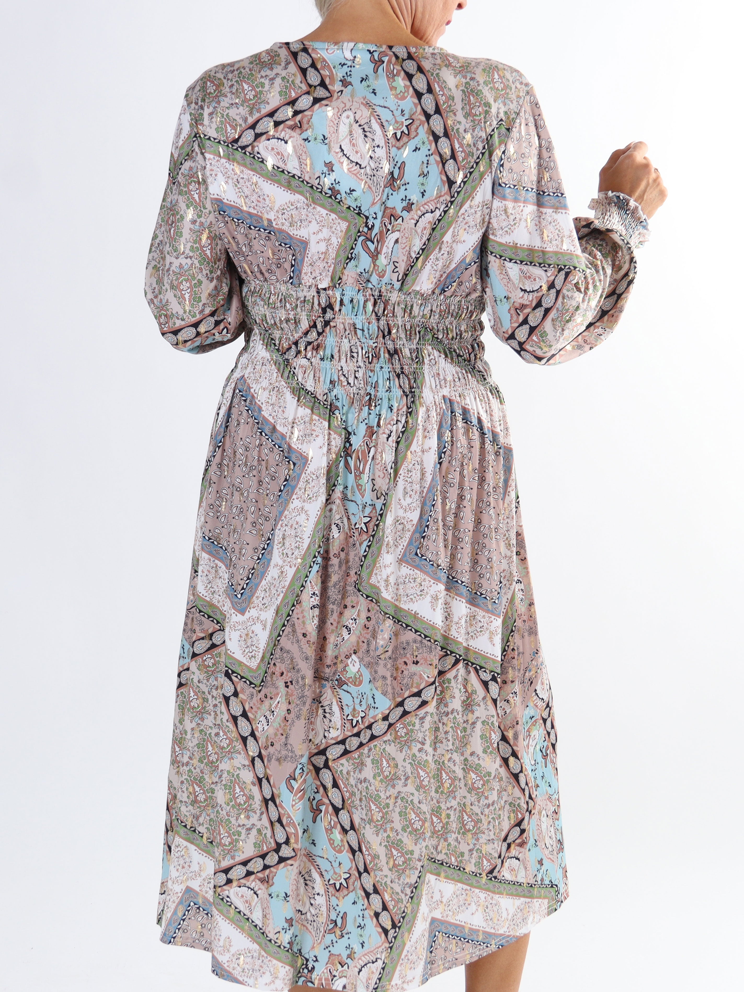 Pams Paisley Midi L/S - Plus size kjole i krølfrit stof med lange ærmer