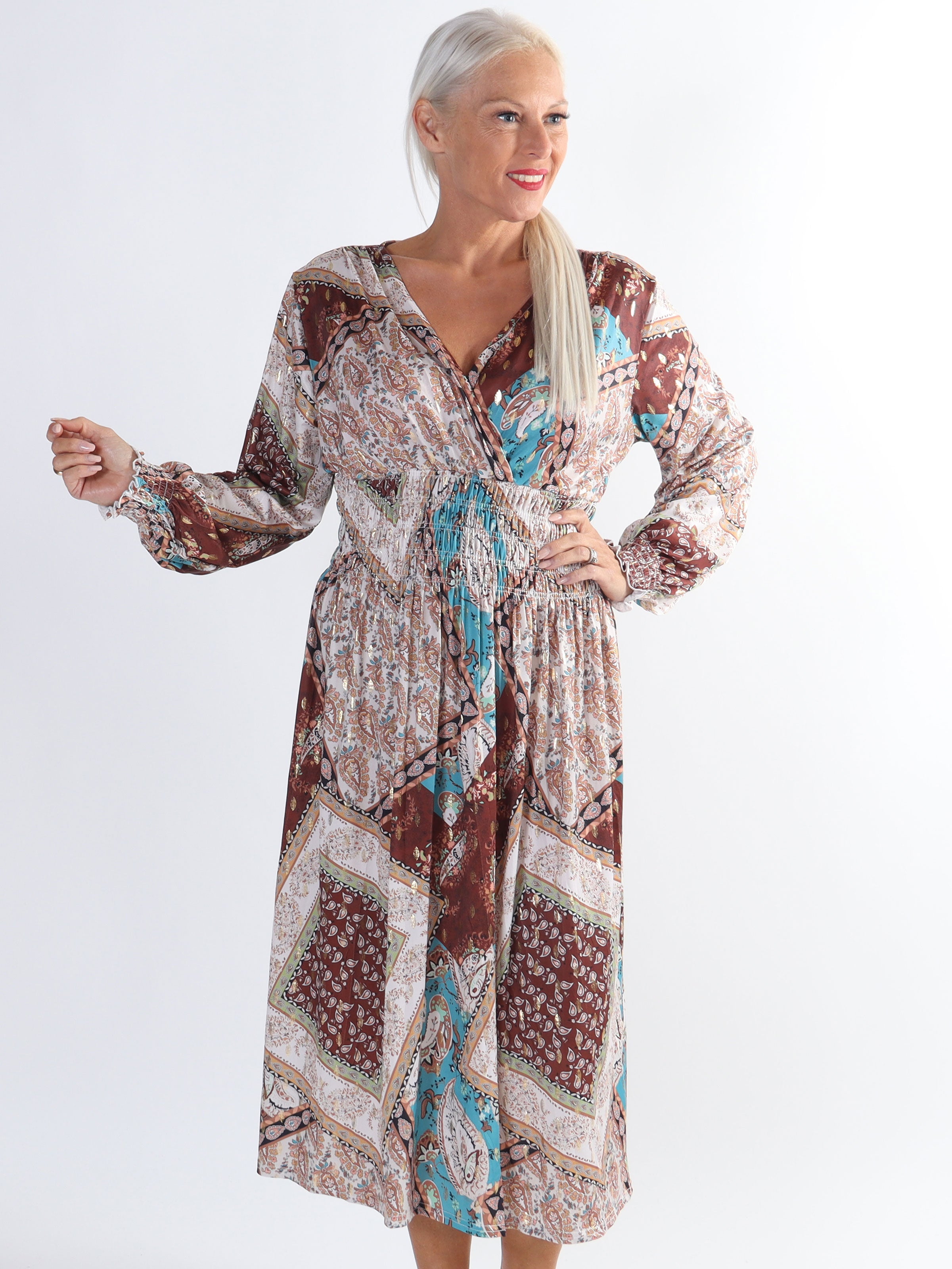 Pams Paisley Midi L/S - Plus size kjole i krølfrit stof med lange ærmer