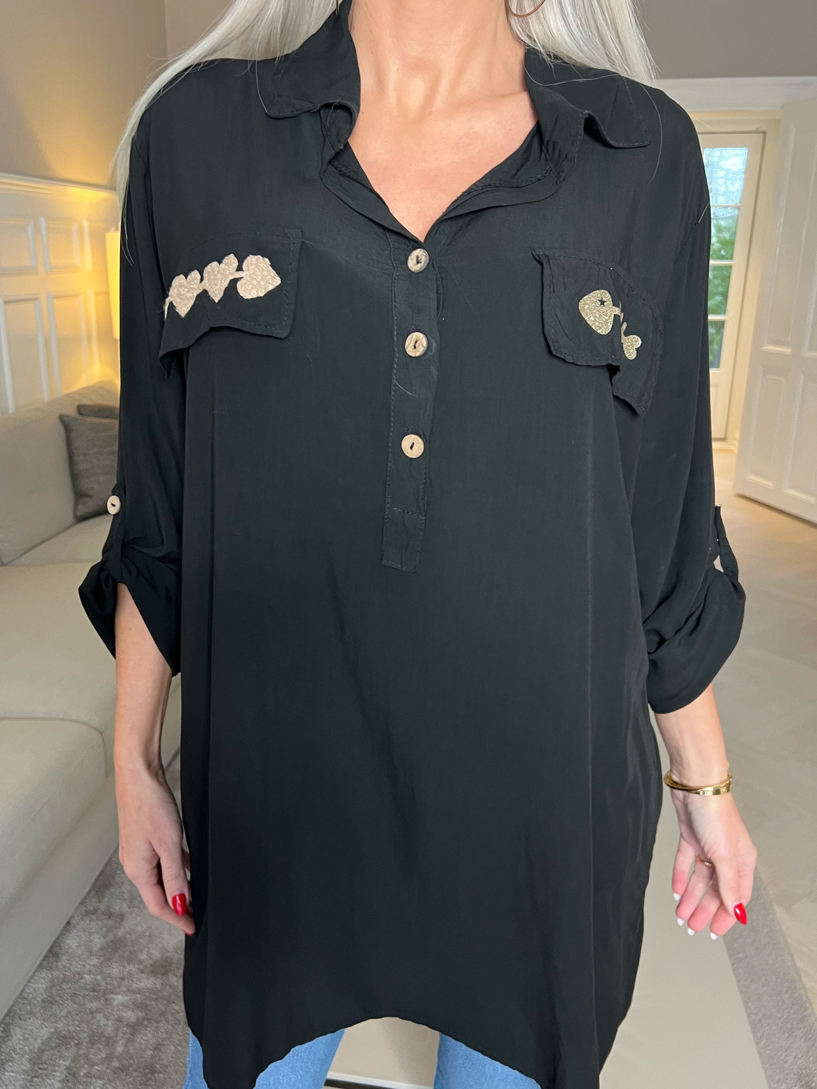 Janine - Sød skjorte i bomuld med detaljer på brystet