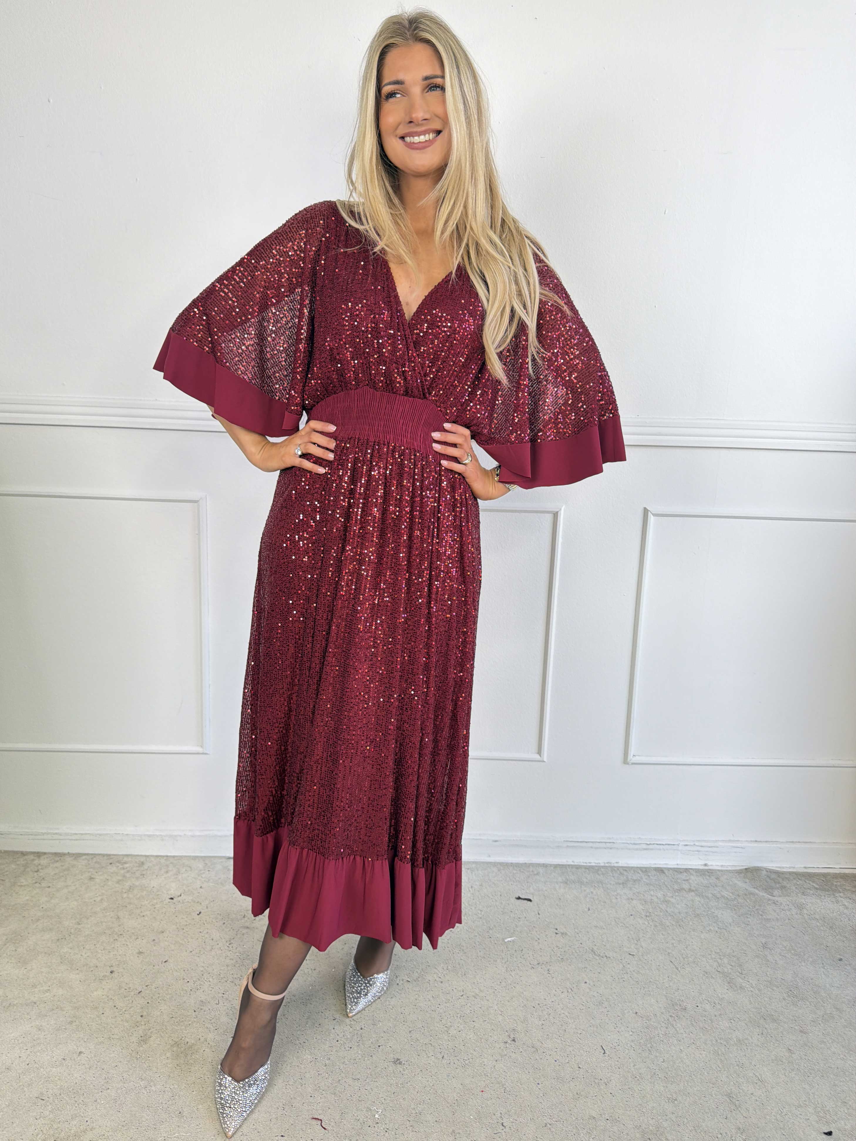 Pamela Glitter - Lang pailletkjole med flæser og smock