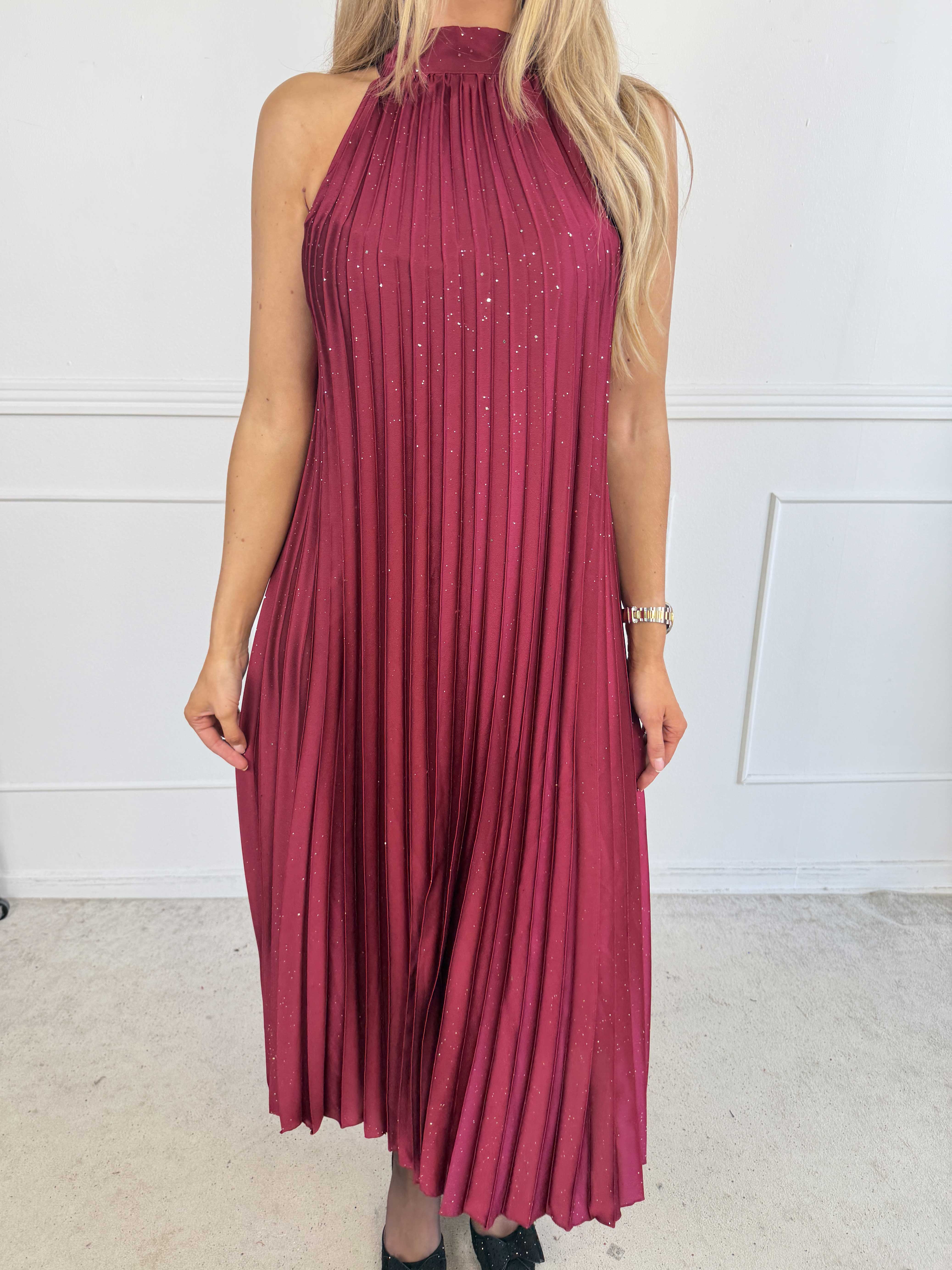 Madison Glitter - Lang plisseret plus size kjole med fine glimmerdetaljer og sløjfe i nakken