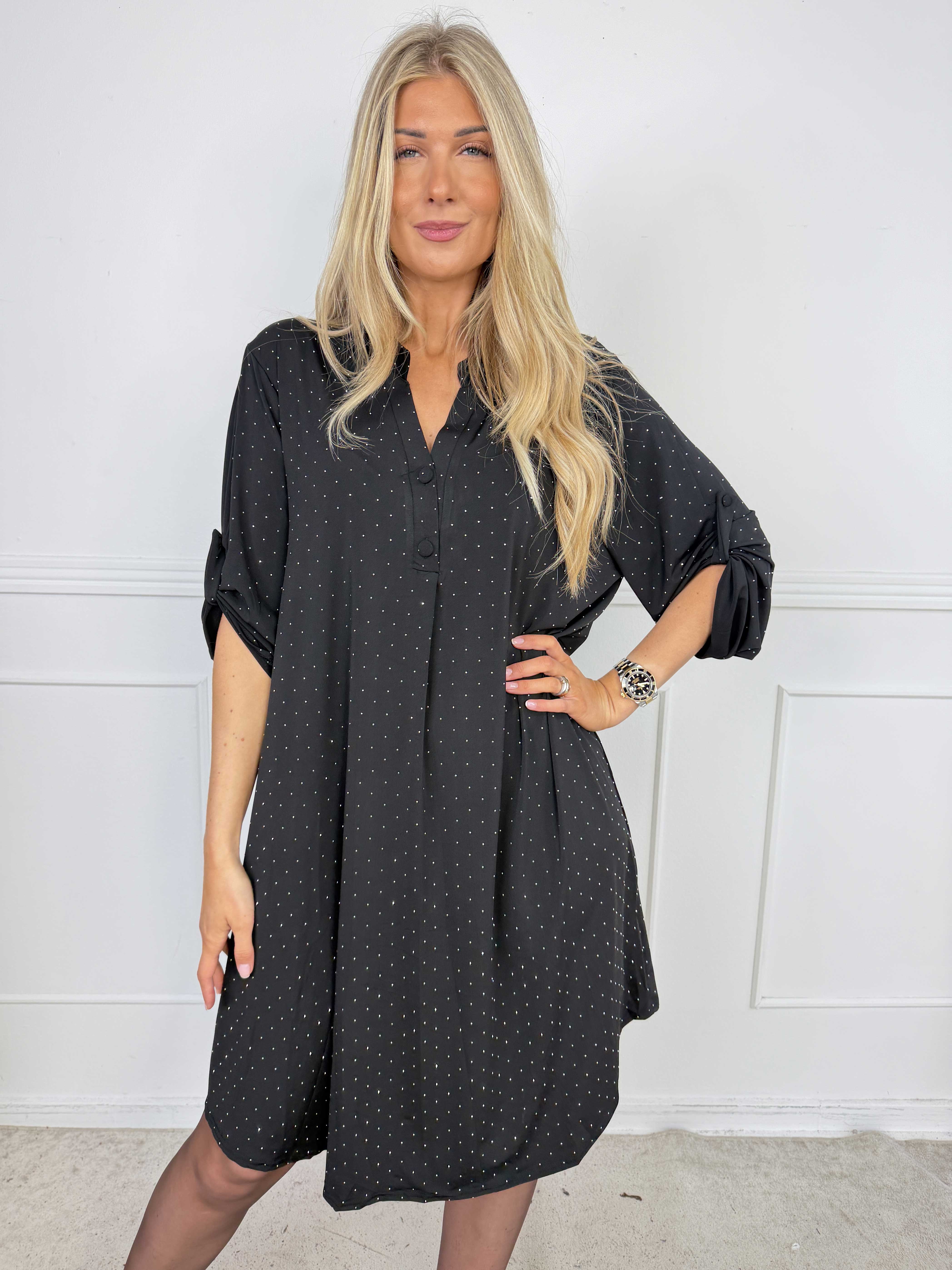 Ebba Crystal - Kjole med similisten og knapper ved udskæringen, der giver et elegant look