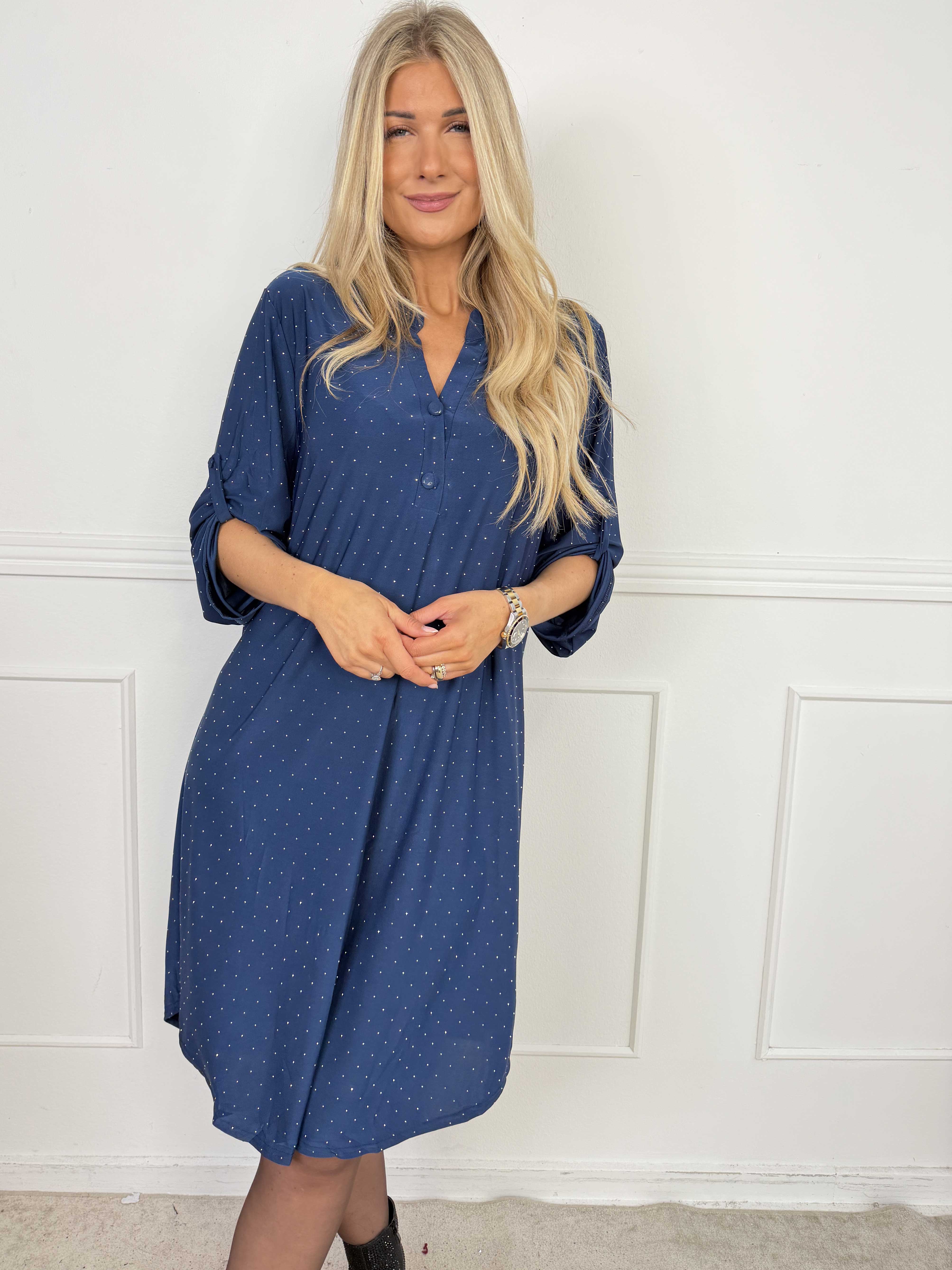 Ebba Crystal - Plus size kjole med similisten og knapper ved udskæringen, der giver et elegant look
