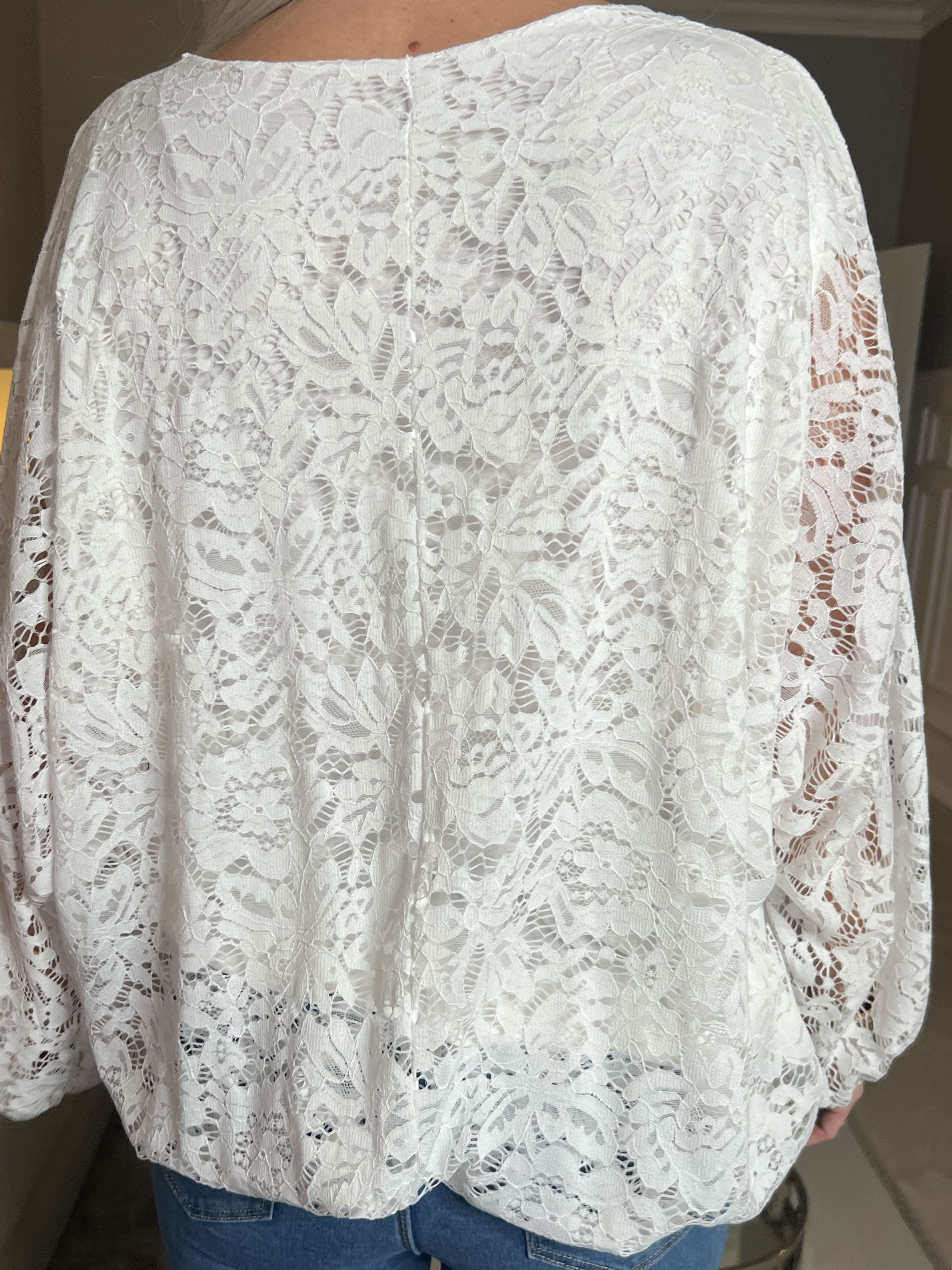 Destiny Lace - Bluse i blonde med flagermusærmer