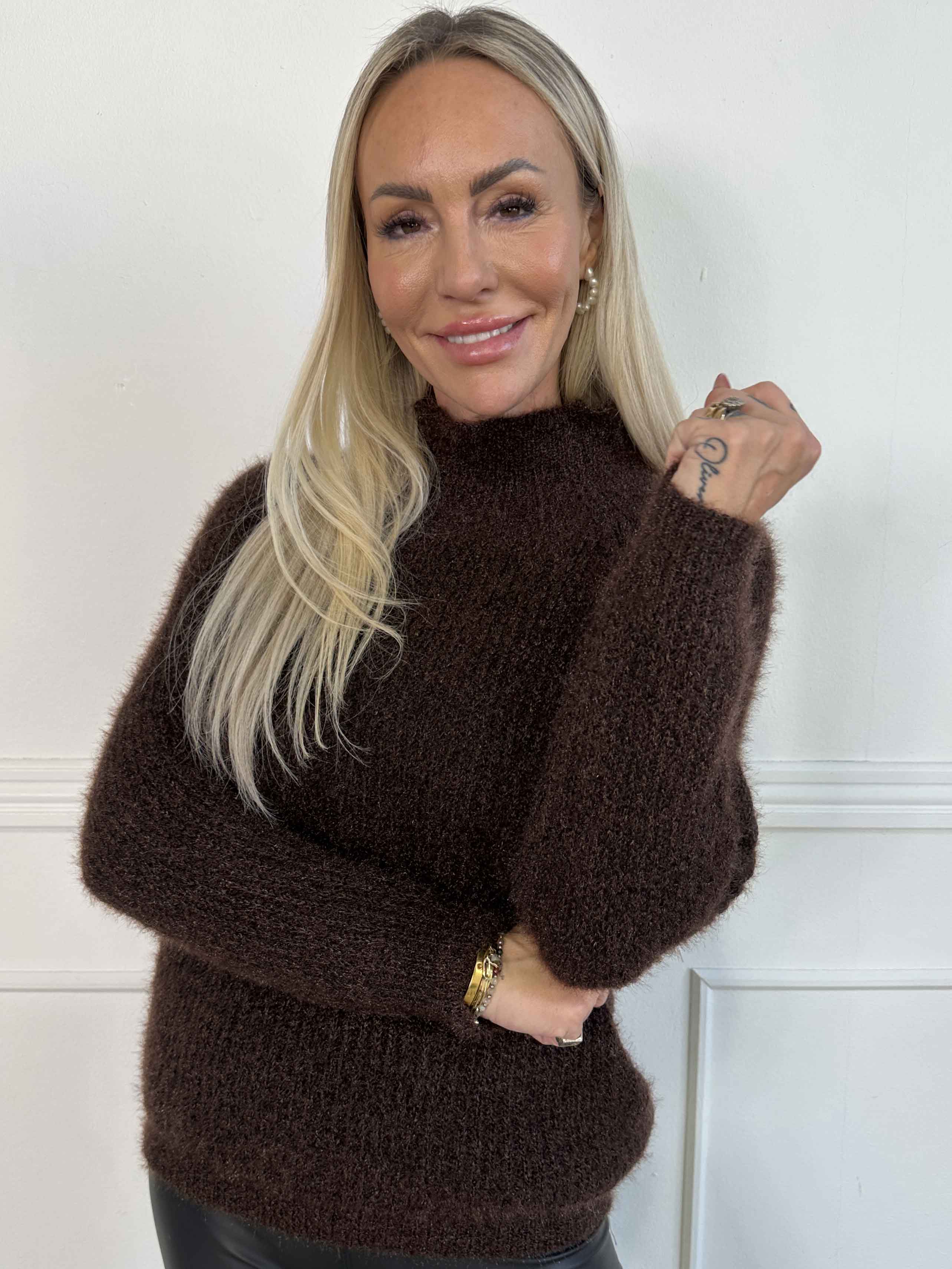 Tara - Fluffy striktrøje med høj hals