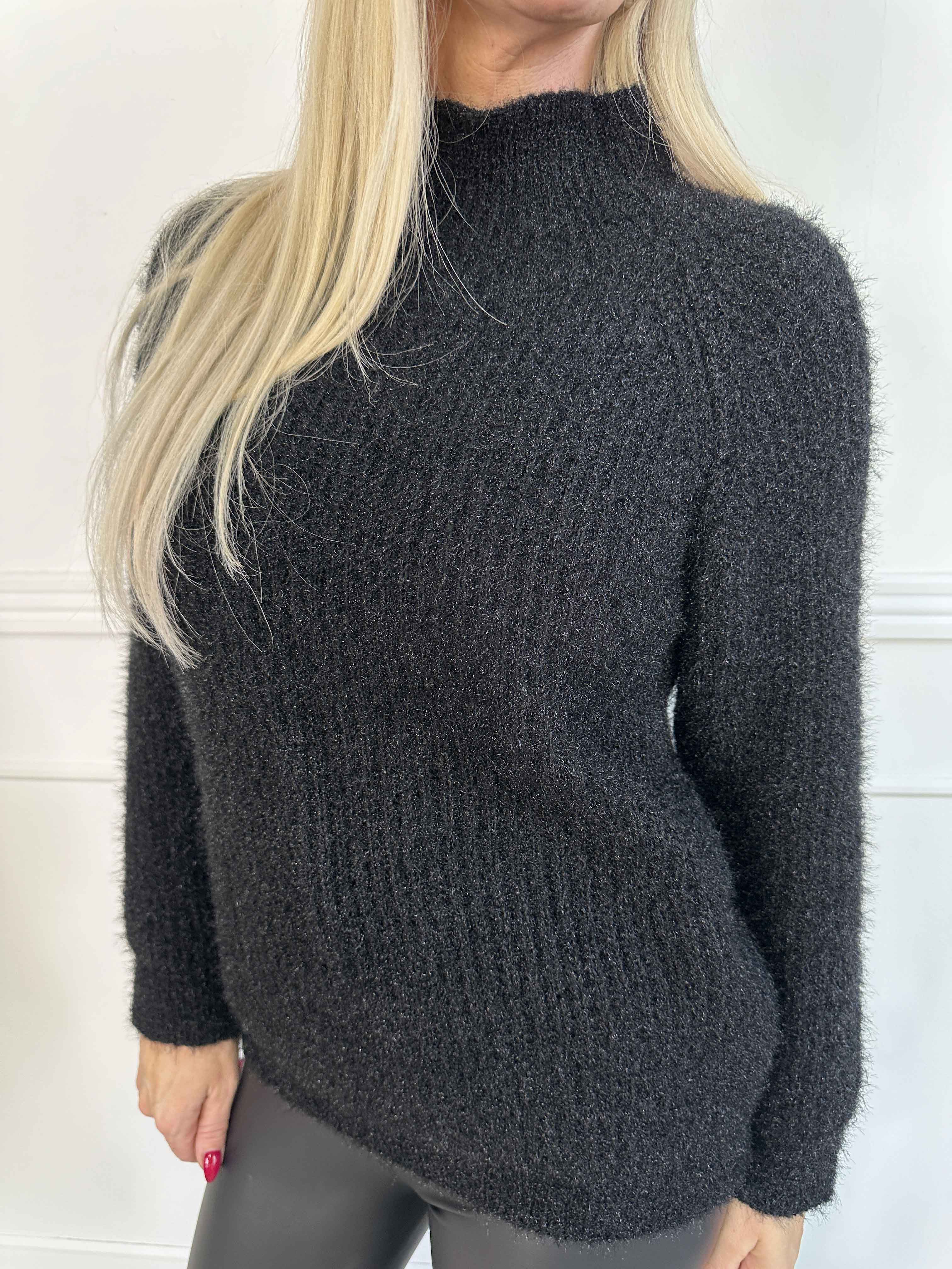 Tara - Fluffy striktrøje med høj hals