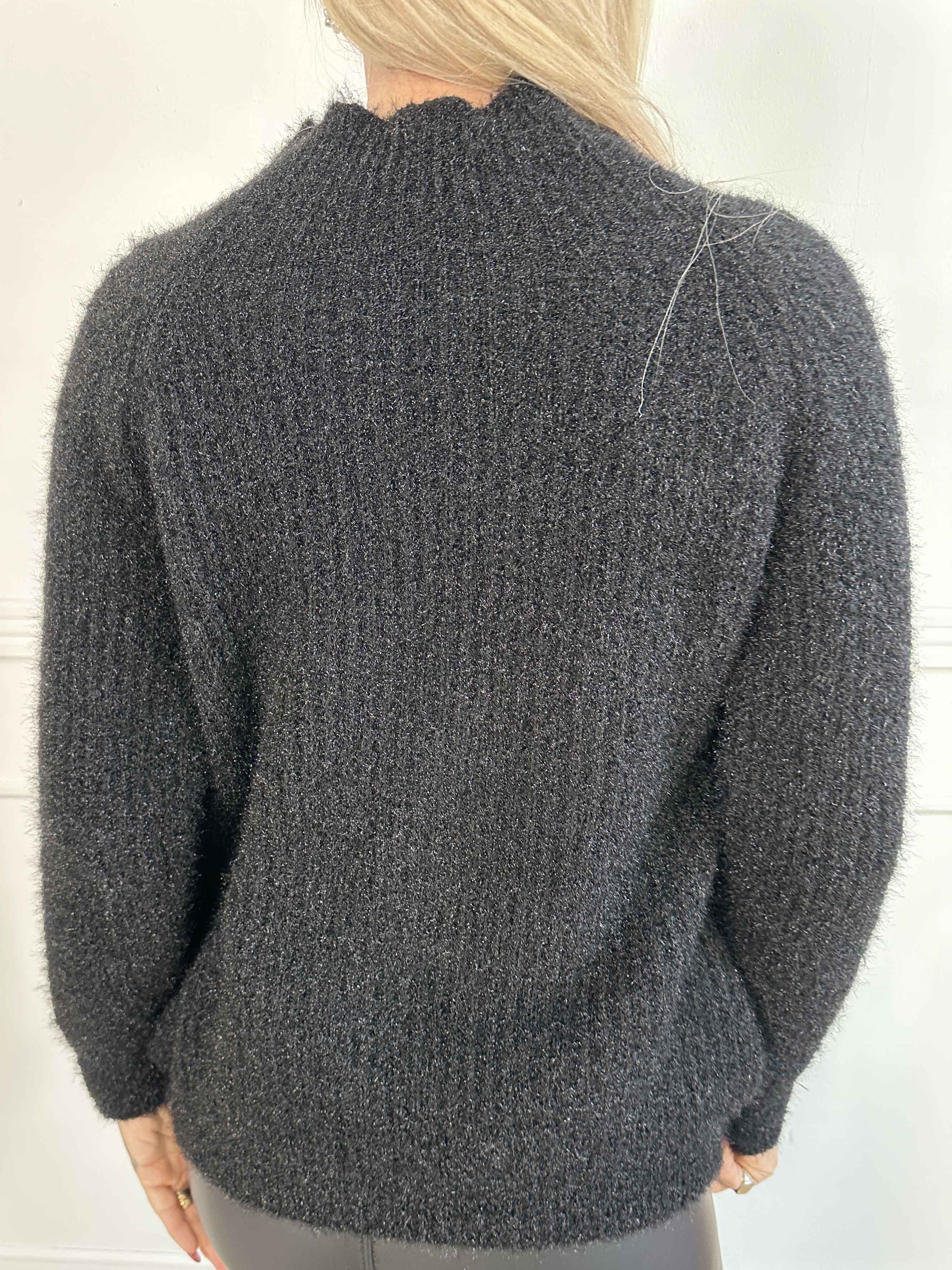 Tara - Fluffy striktrøje med høj hals