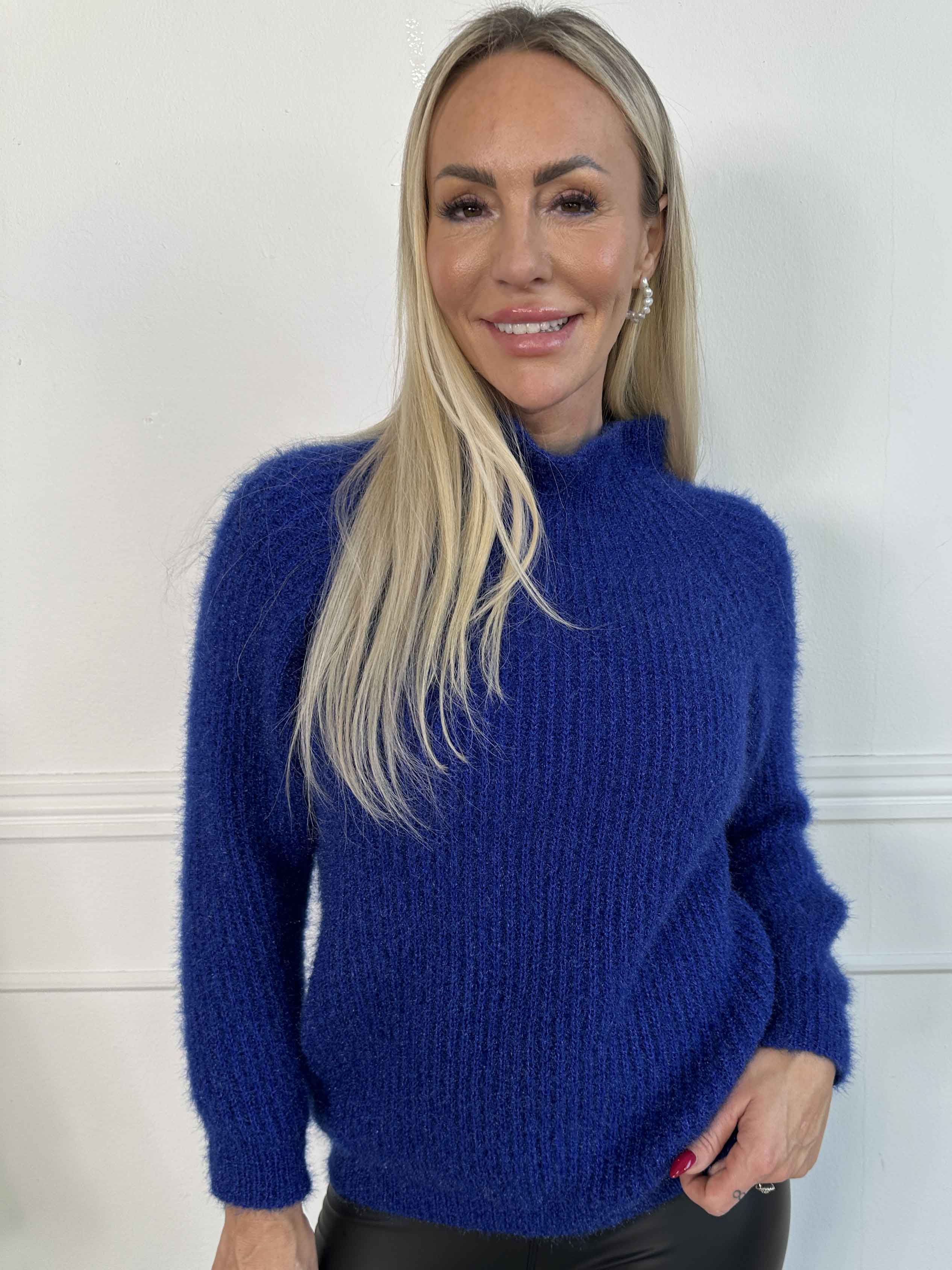 Tara - Fluffy striktrøje med høj hals