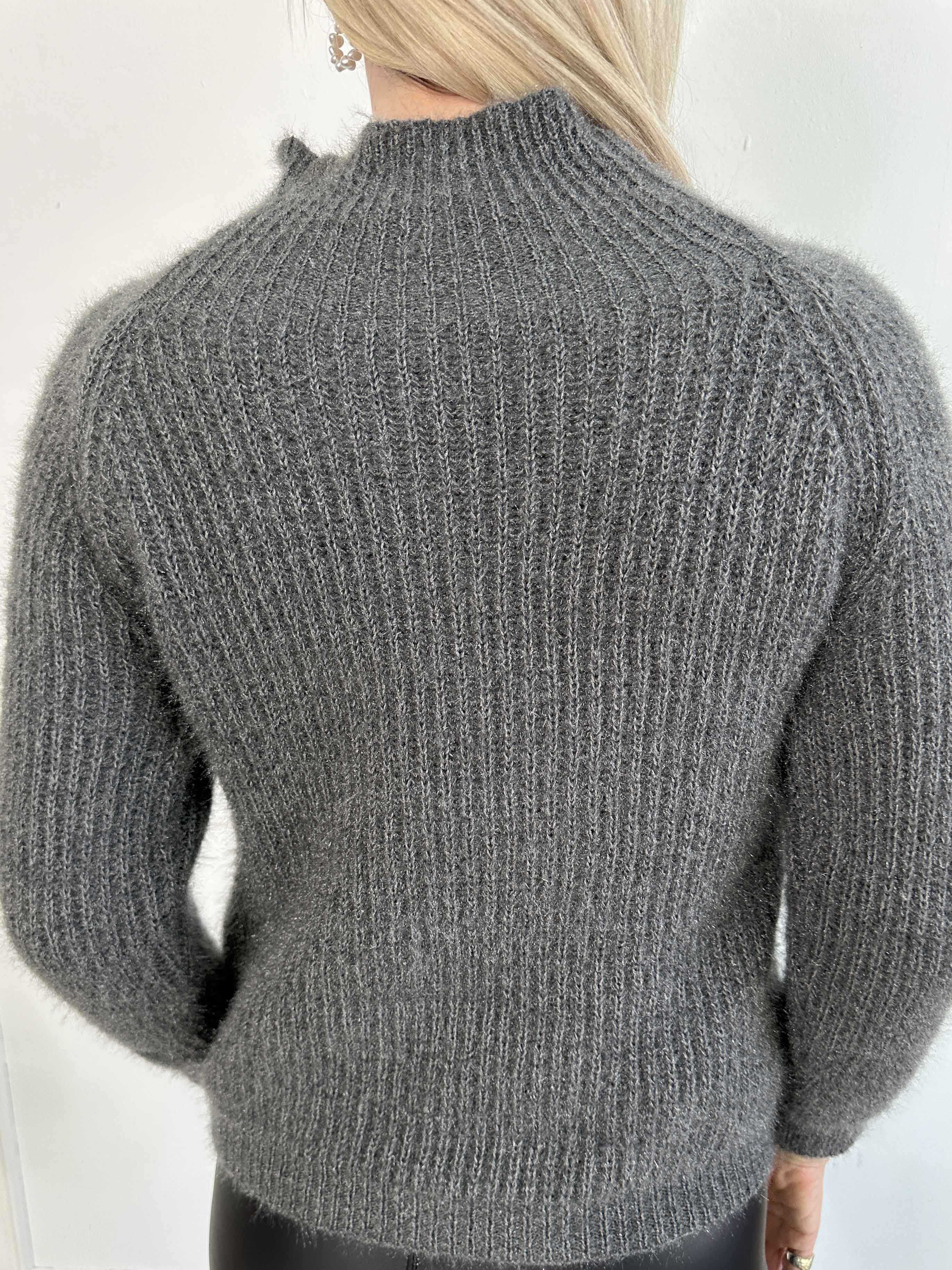 Tara - Fluffy striktrøje med høj hals