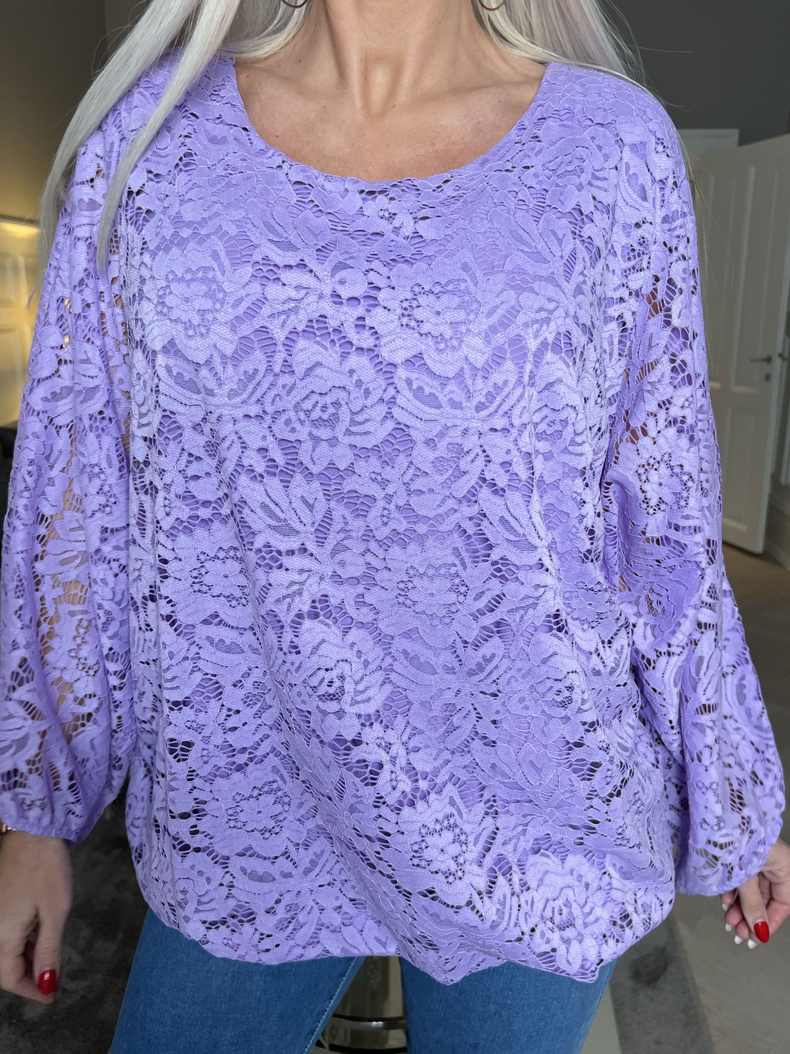 Destiny Lace - Bluse i blonde med flagermusærmer