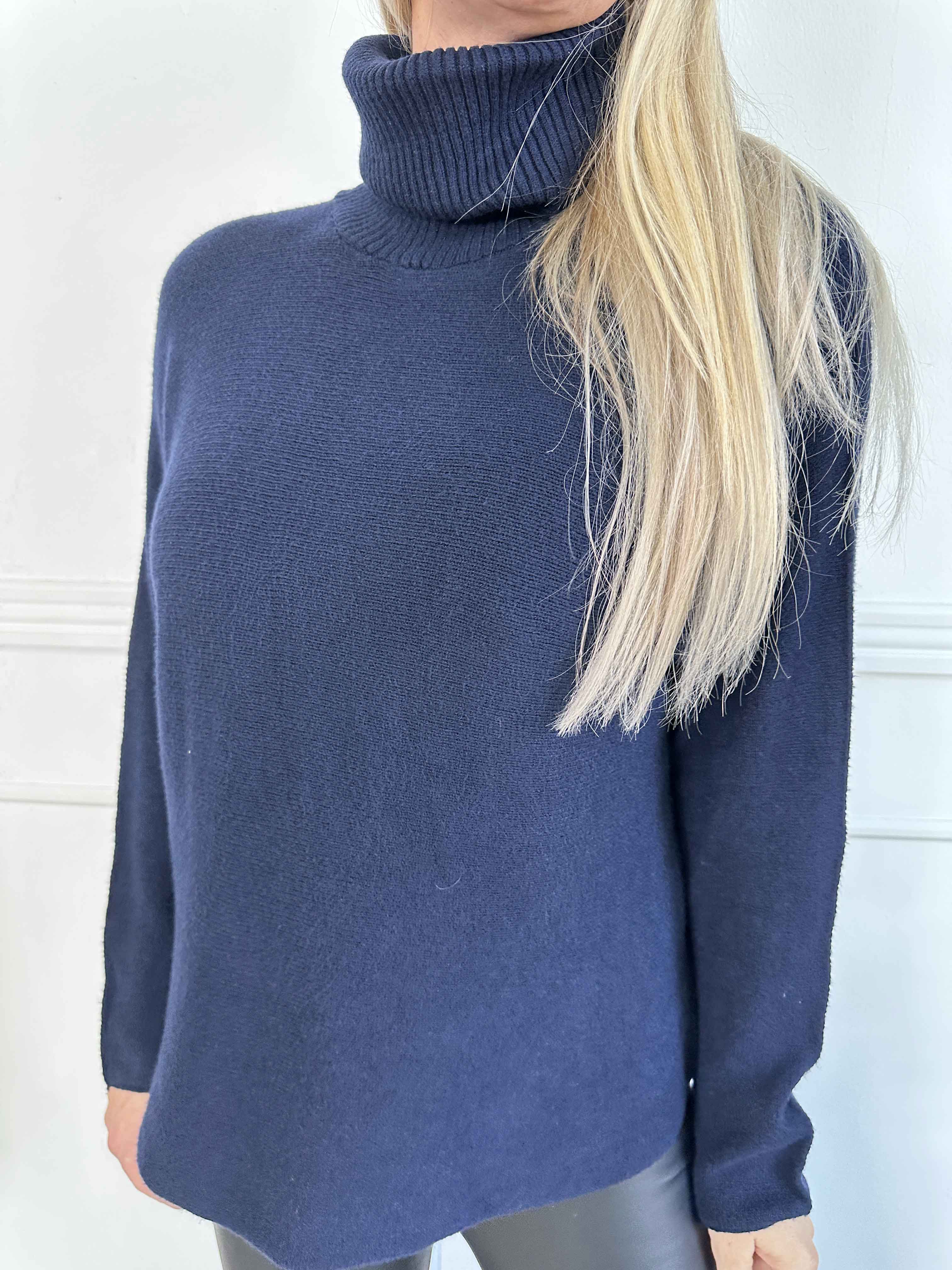 Sasha - Blød og simpel strikbluse med rullekrave