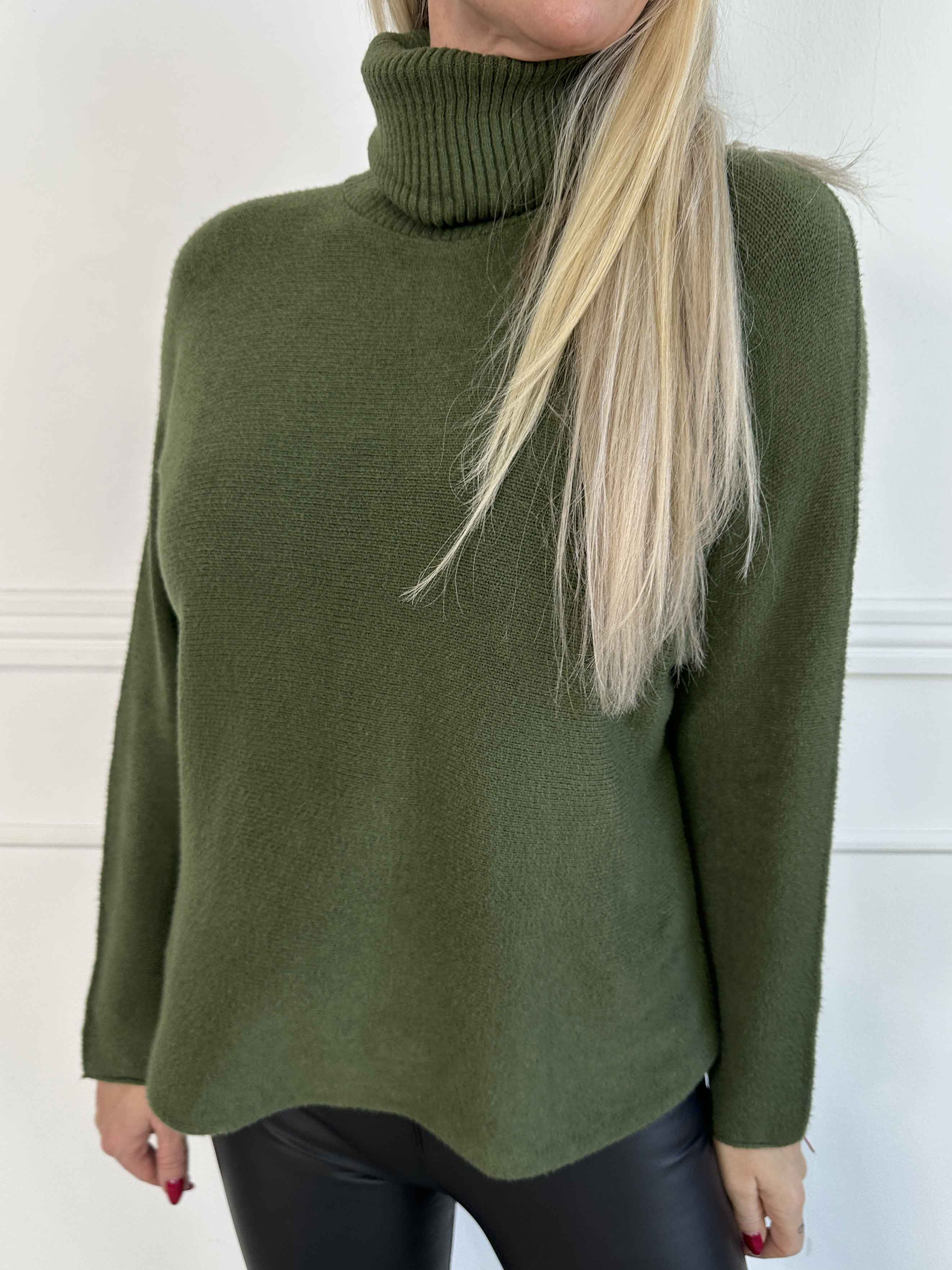 Sasha - Blød og simpel strikbluse med rullekrave