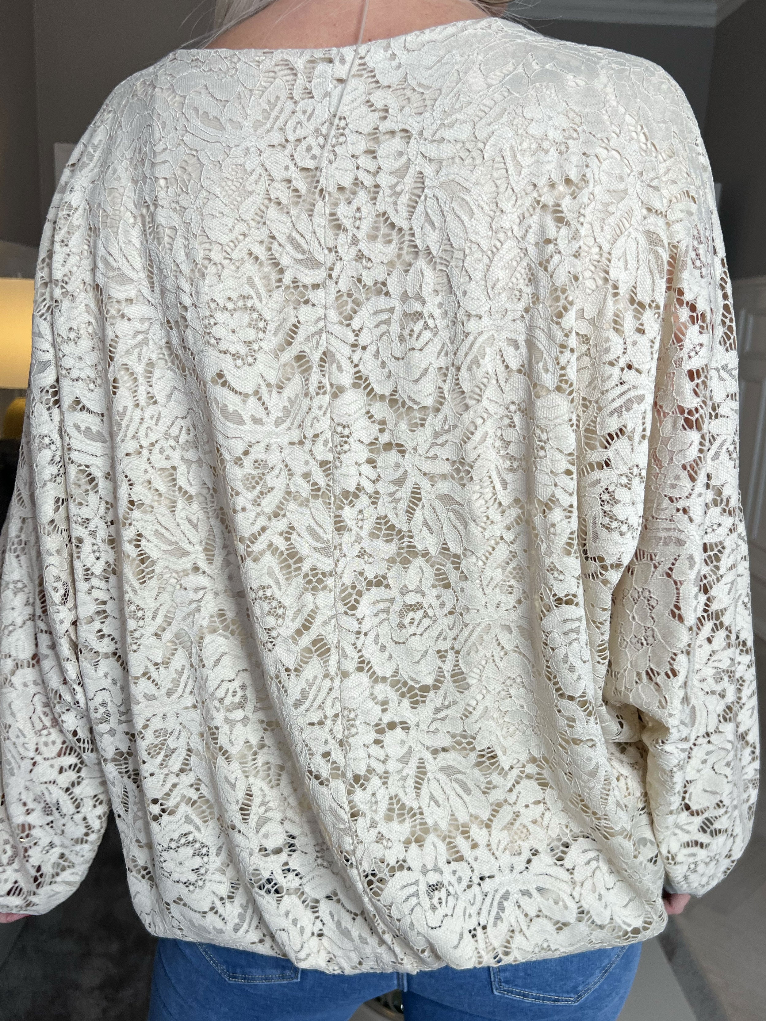 Destiny Lace - Bluse i blonde med flagermusærmer