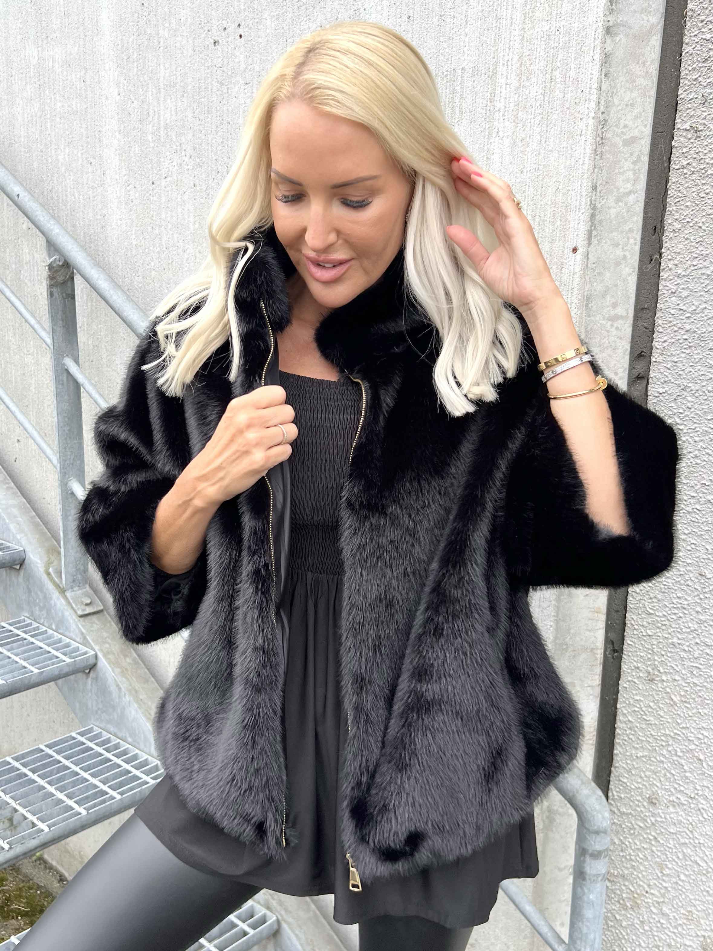 Torrey - Elegant faux fur jakke i lys beige med 3/4 ærmer