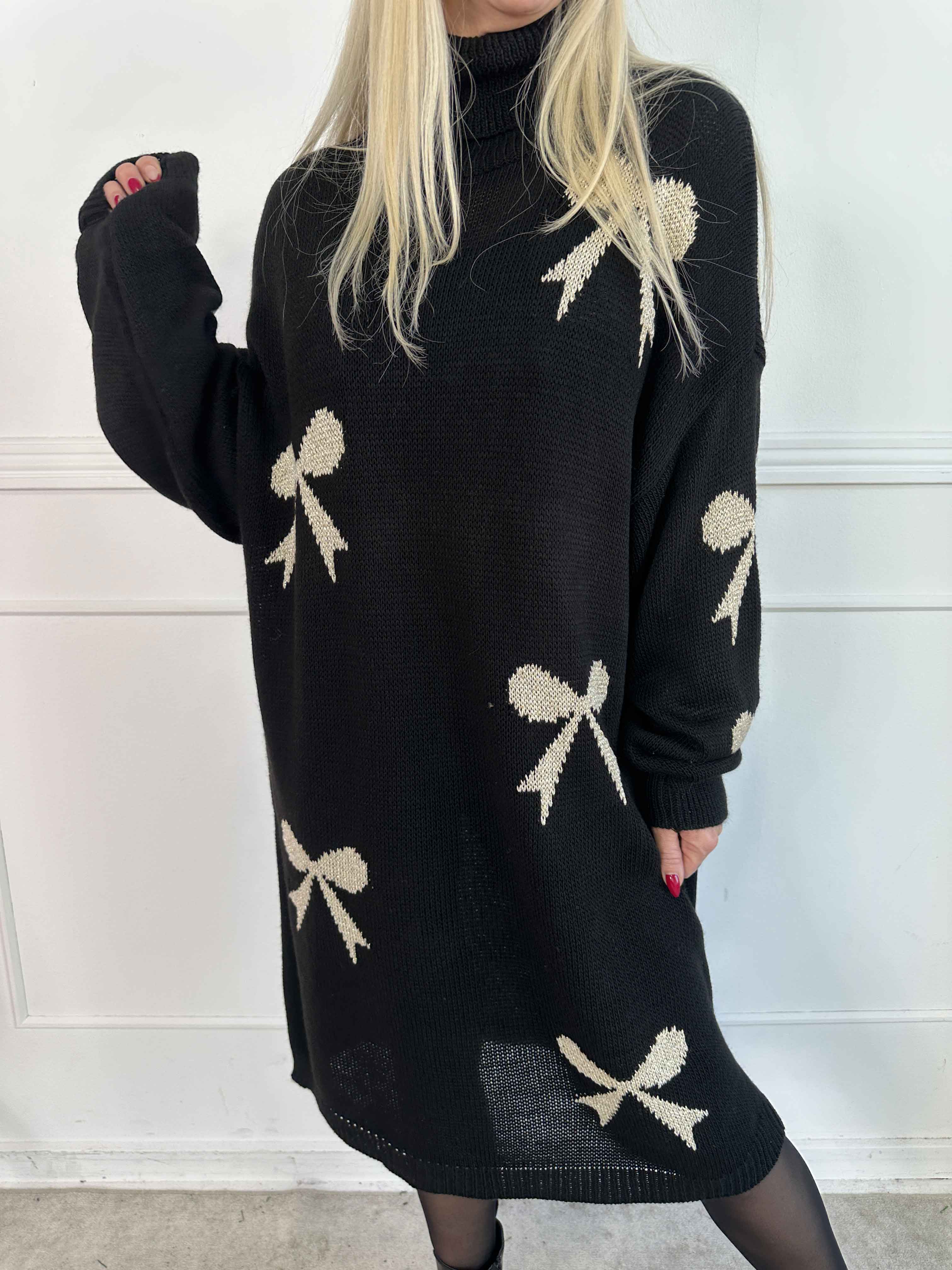 Vallie - Sød strikkjole med guldsløjfer og rullekrave