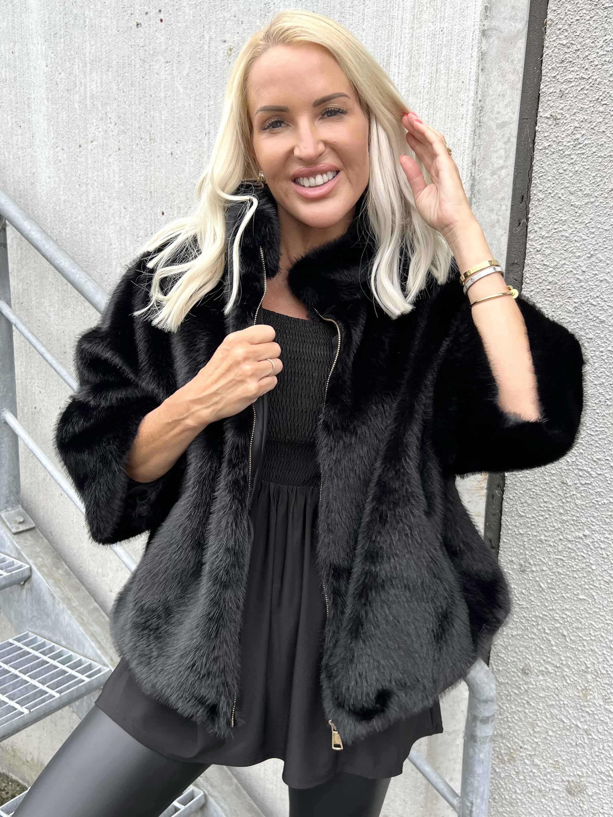 Torrey - Elegant faux fur jakke i lys beige med 3/4 ærmer