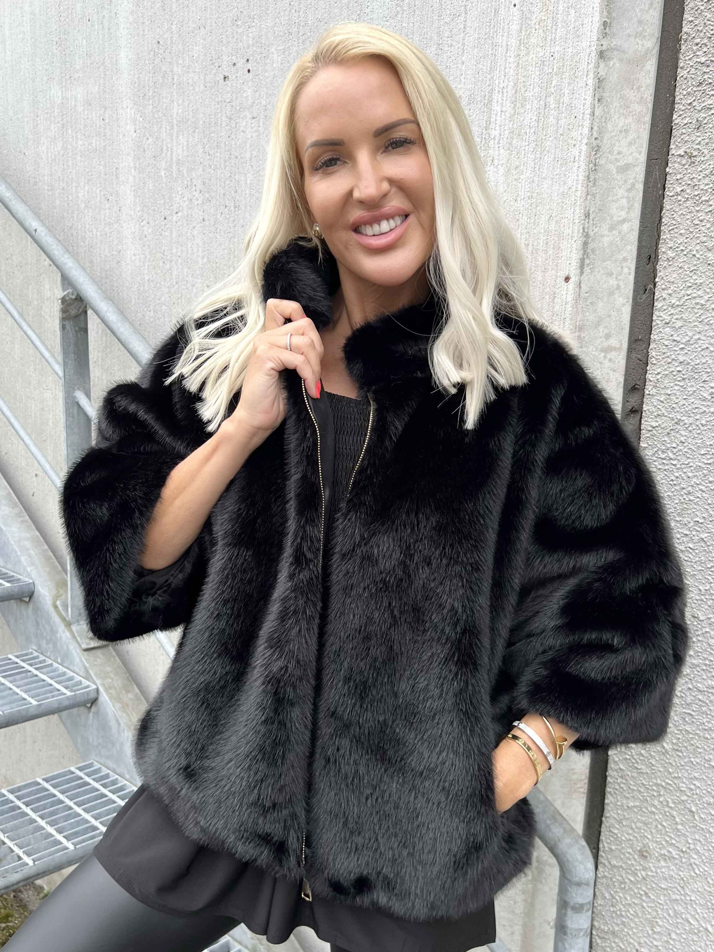 Torrey - Elegant faux fur jakke i lys beige med 3/4 ærmer