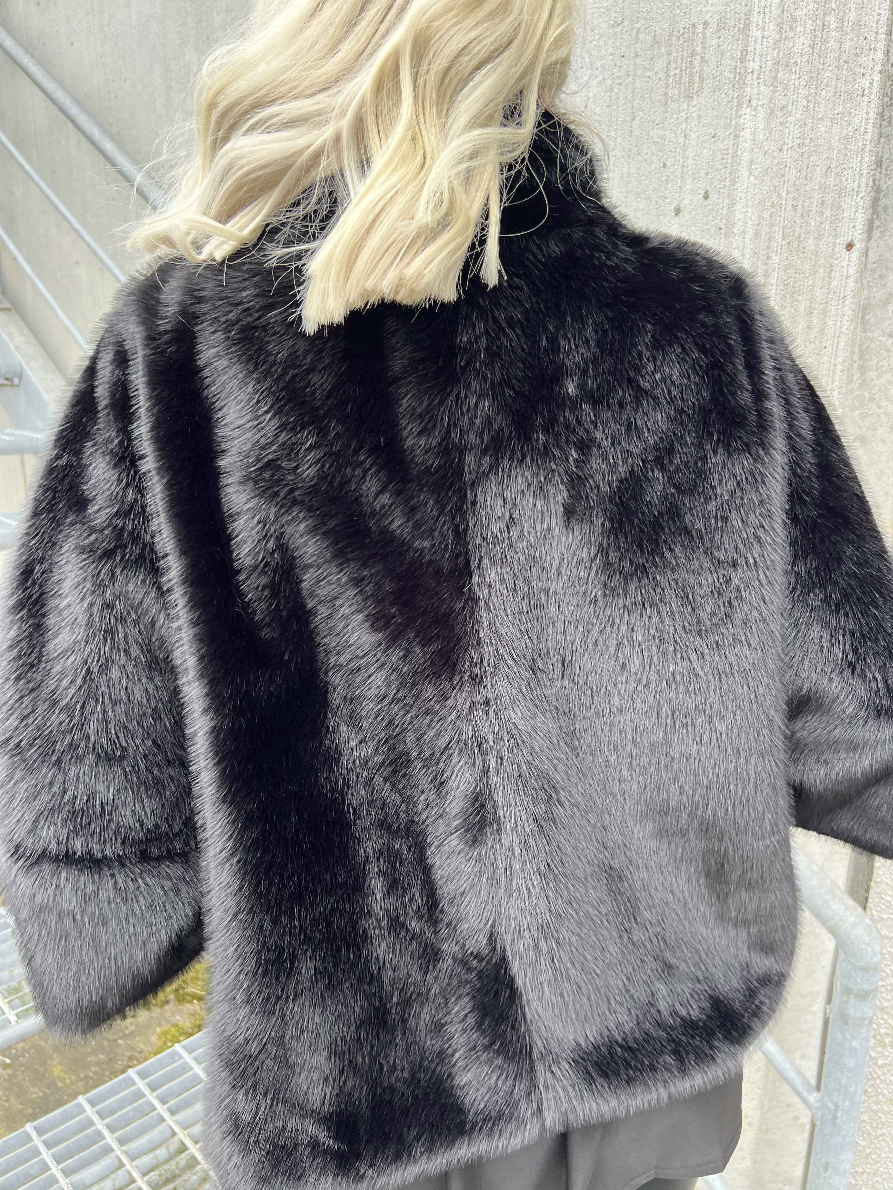 Torrey - Elegant faux fur jakke i lys beige med 3/4 ærmer