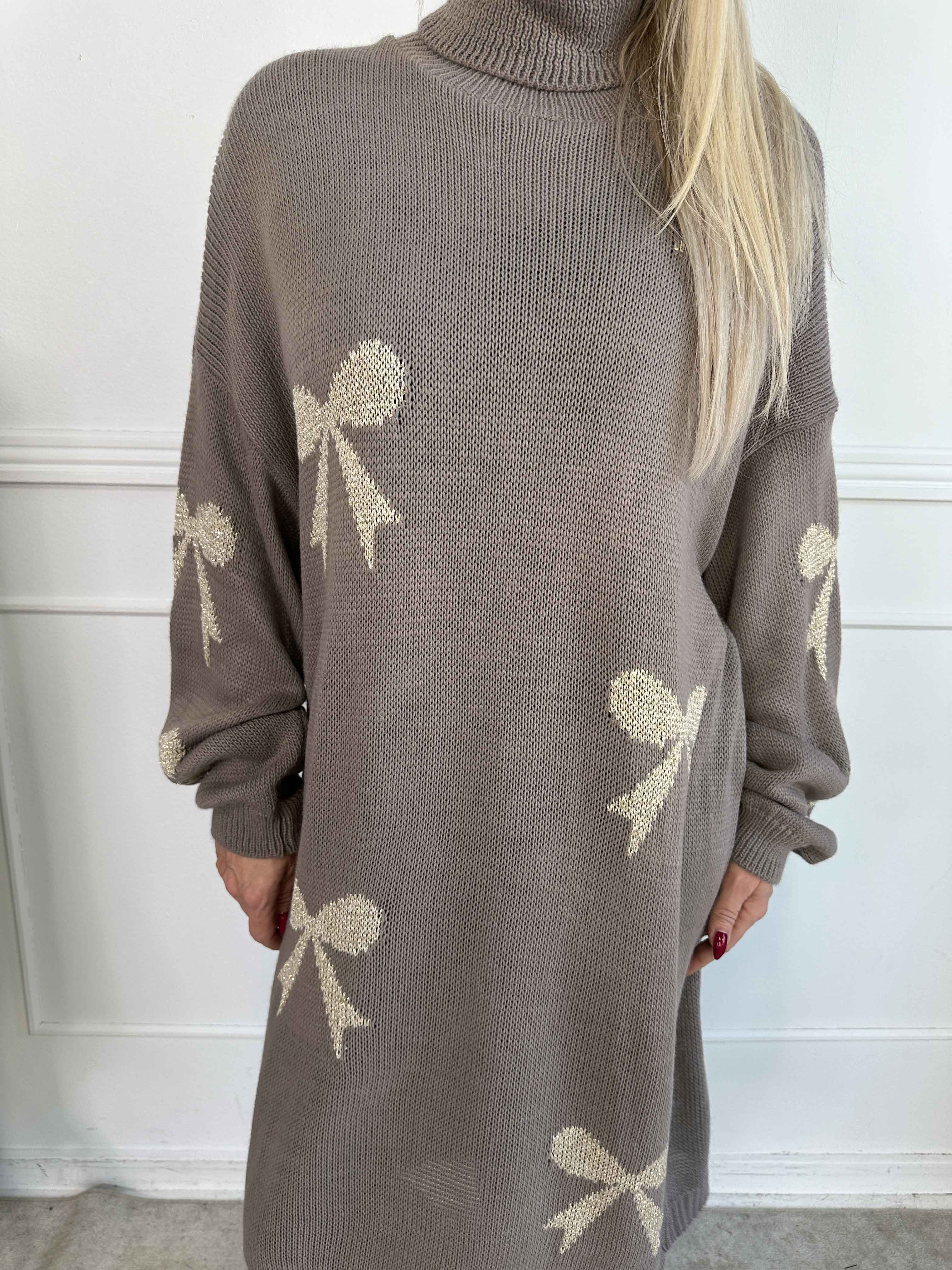 Vallie - Sød strikkjole med guldsløjfer og rullekrave