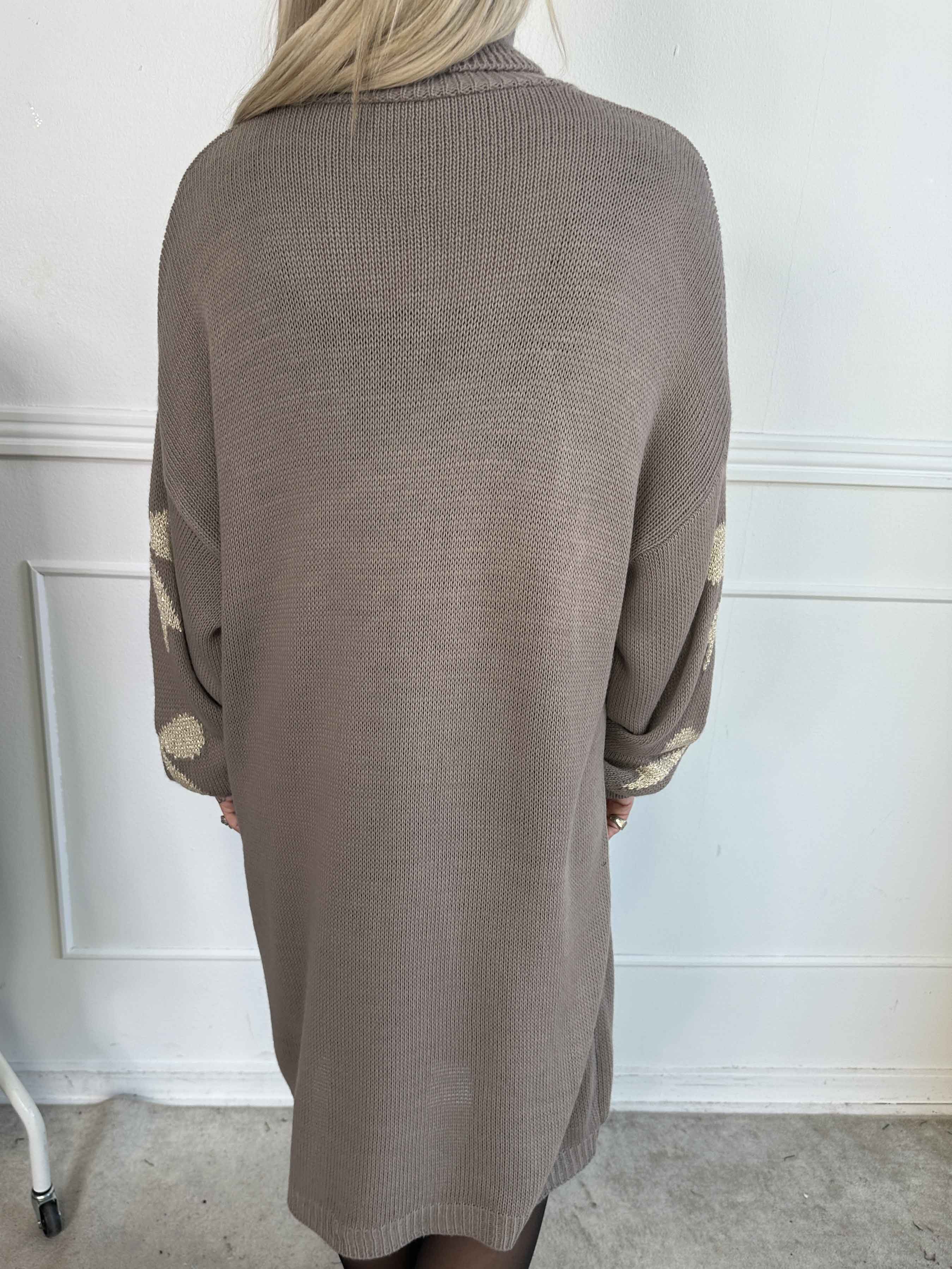 Vallie - Sød strikkjole med guldsløjfer og rullekrave