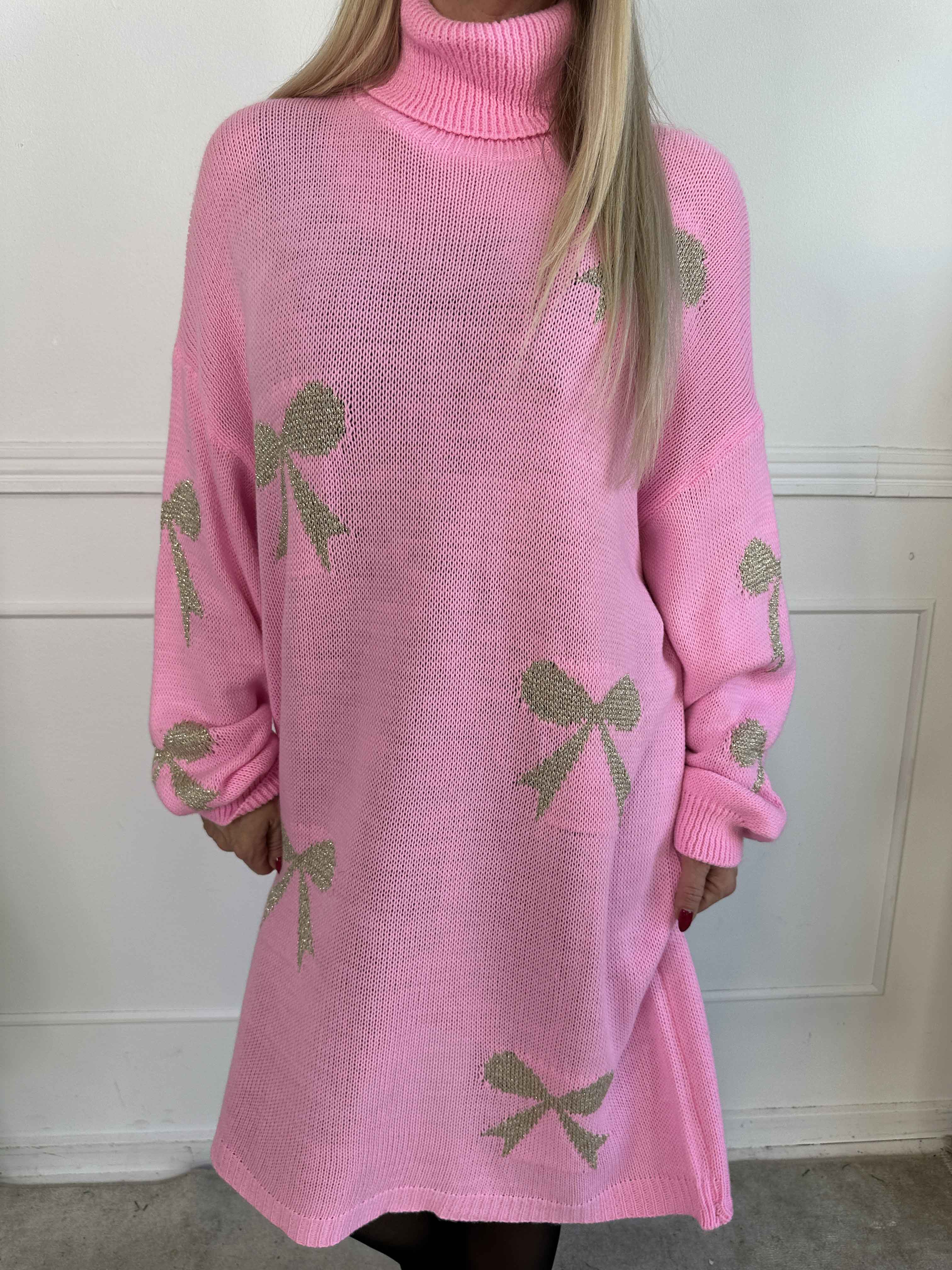 Vallie - Sød strikkjole med guldsløjfer og rullekrave