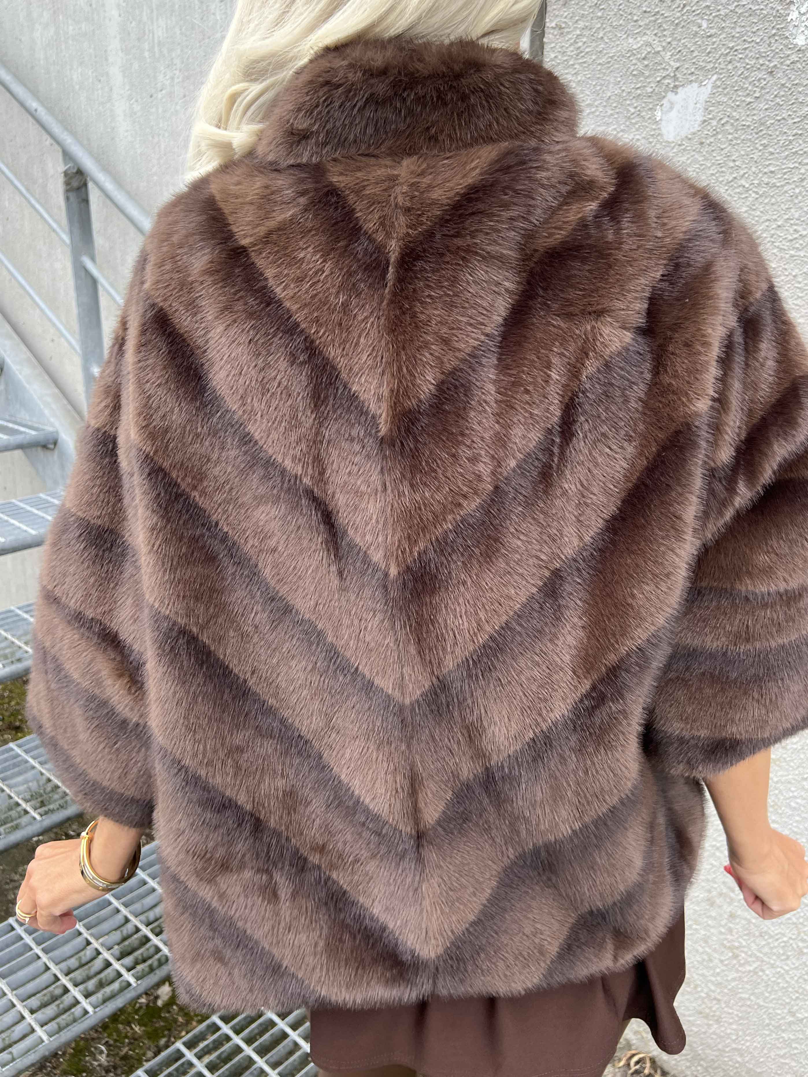 Torrey - Elegant faux fur jakke i lys beige med 3/4 ærmer