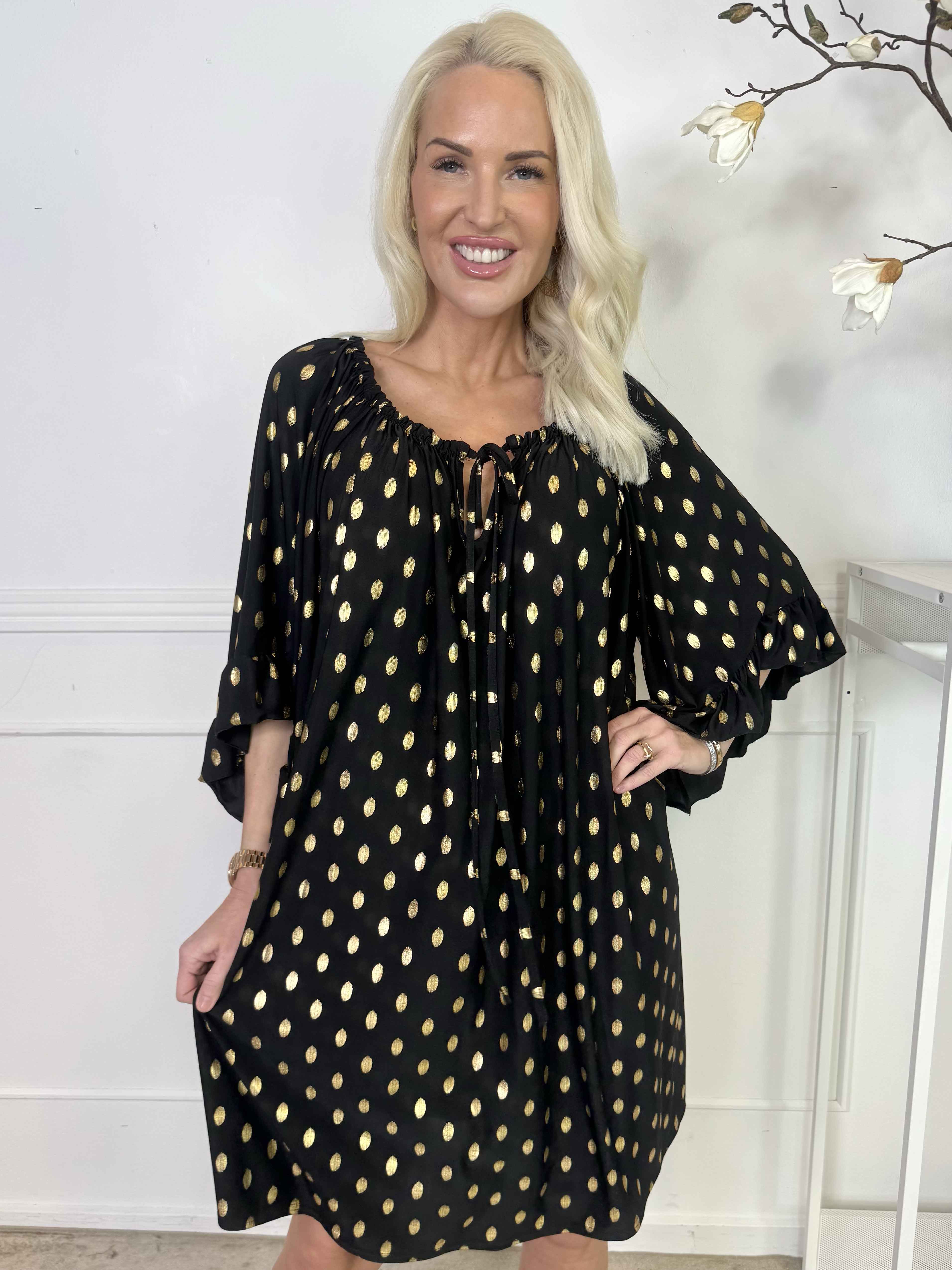 Yasma - Elastisk tunikakjole med guld prikker og flæseærmer