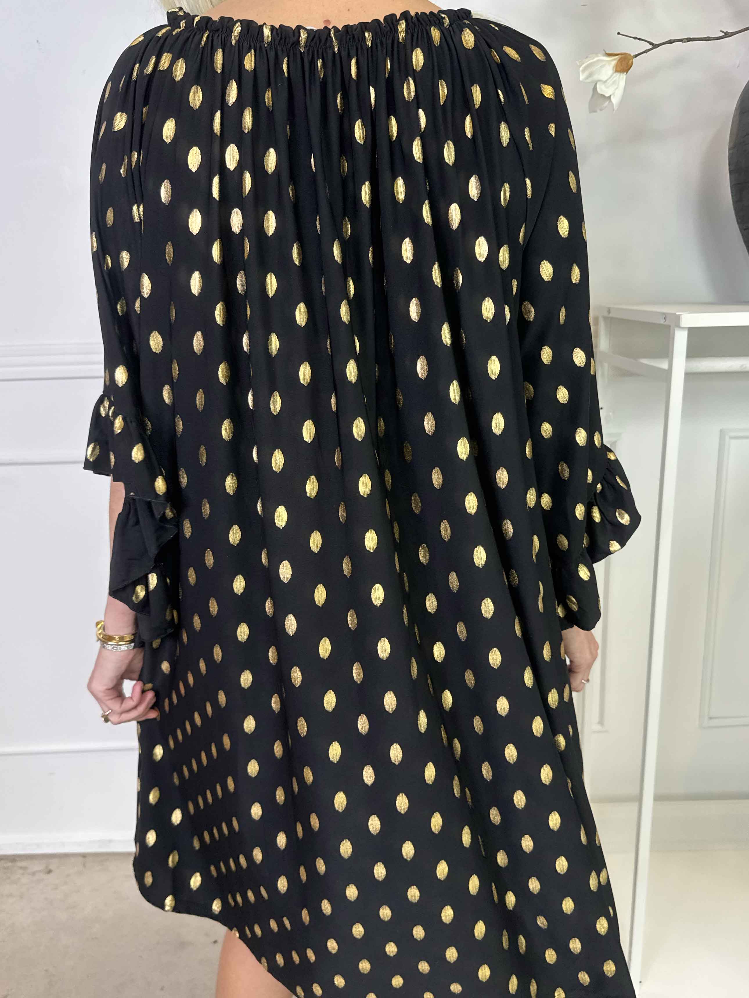 Yasma - Elastisk tunikakjole med guld prikker og flæseærmer