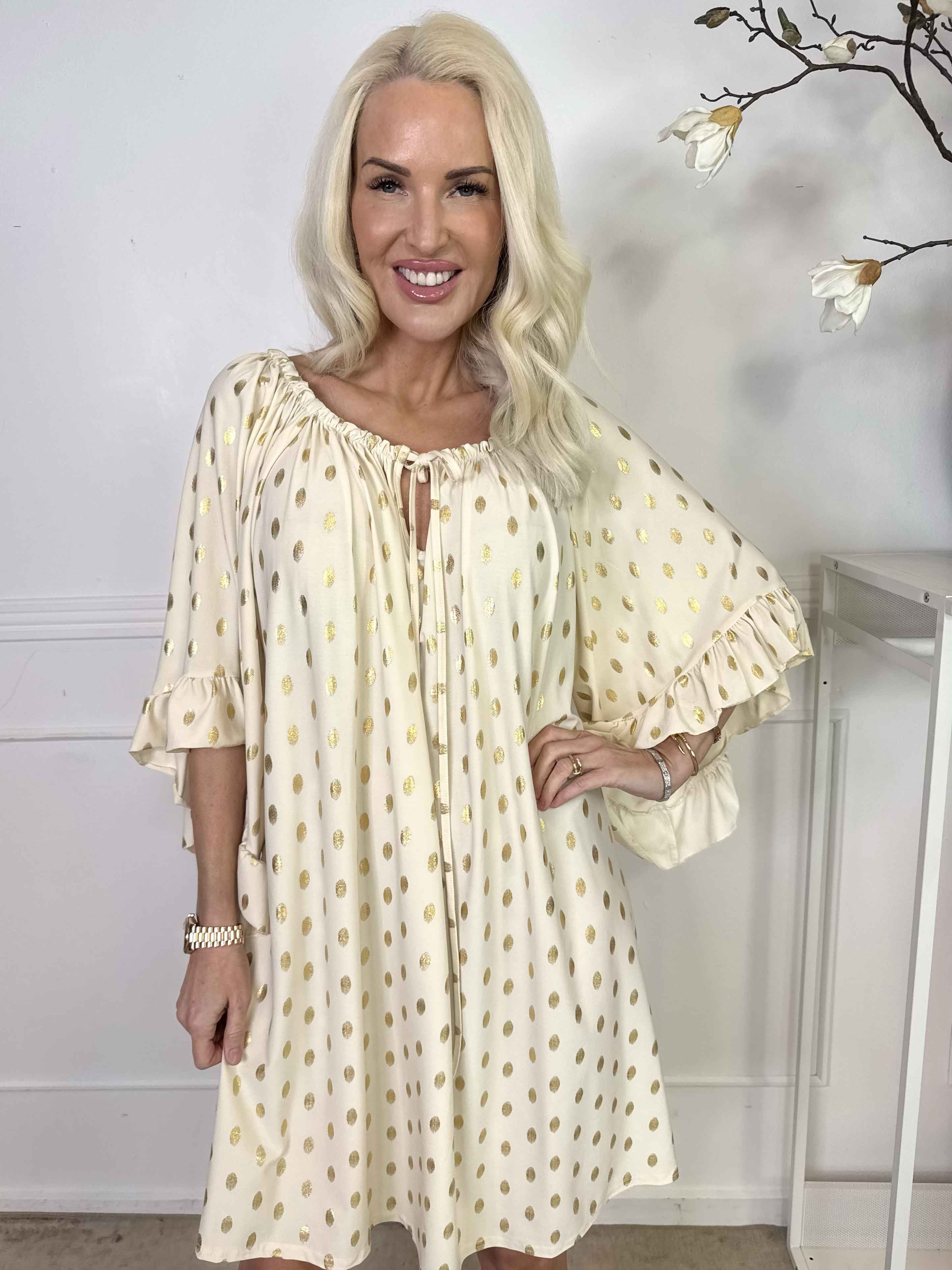 Yasma - Elastisk tunikakjole med guld prikker og flæseærmer