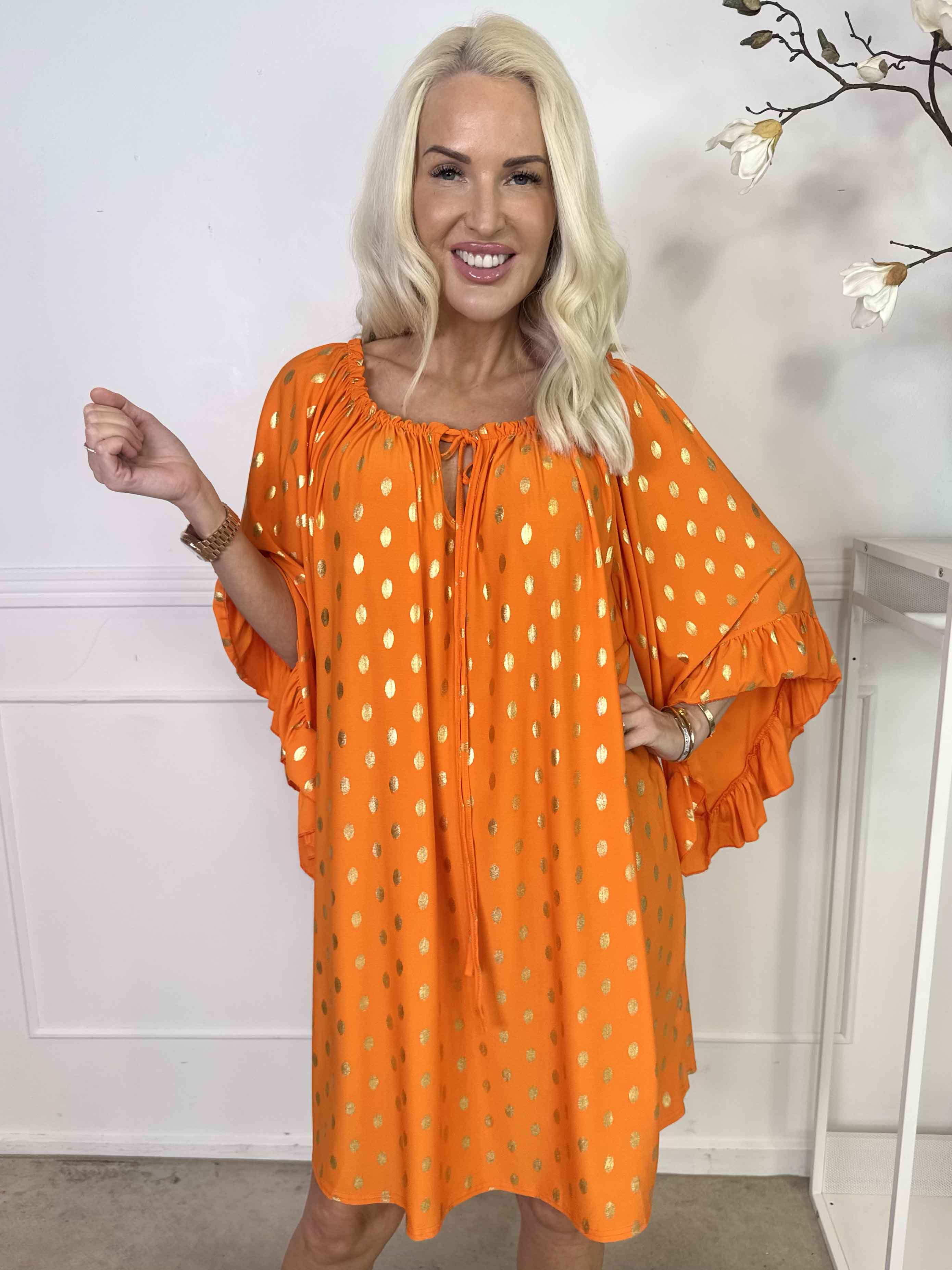 Yasma - Elastisk tunikakjole med guld prikker og flæseærmer