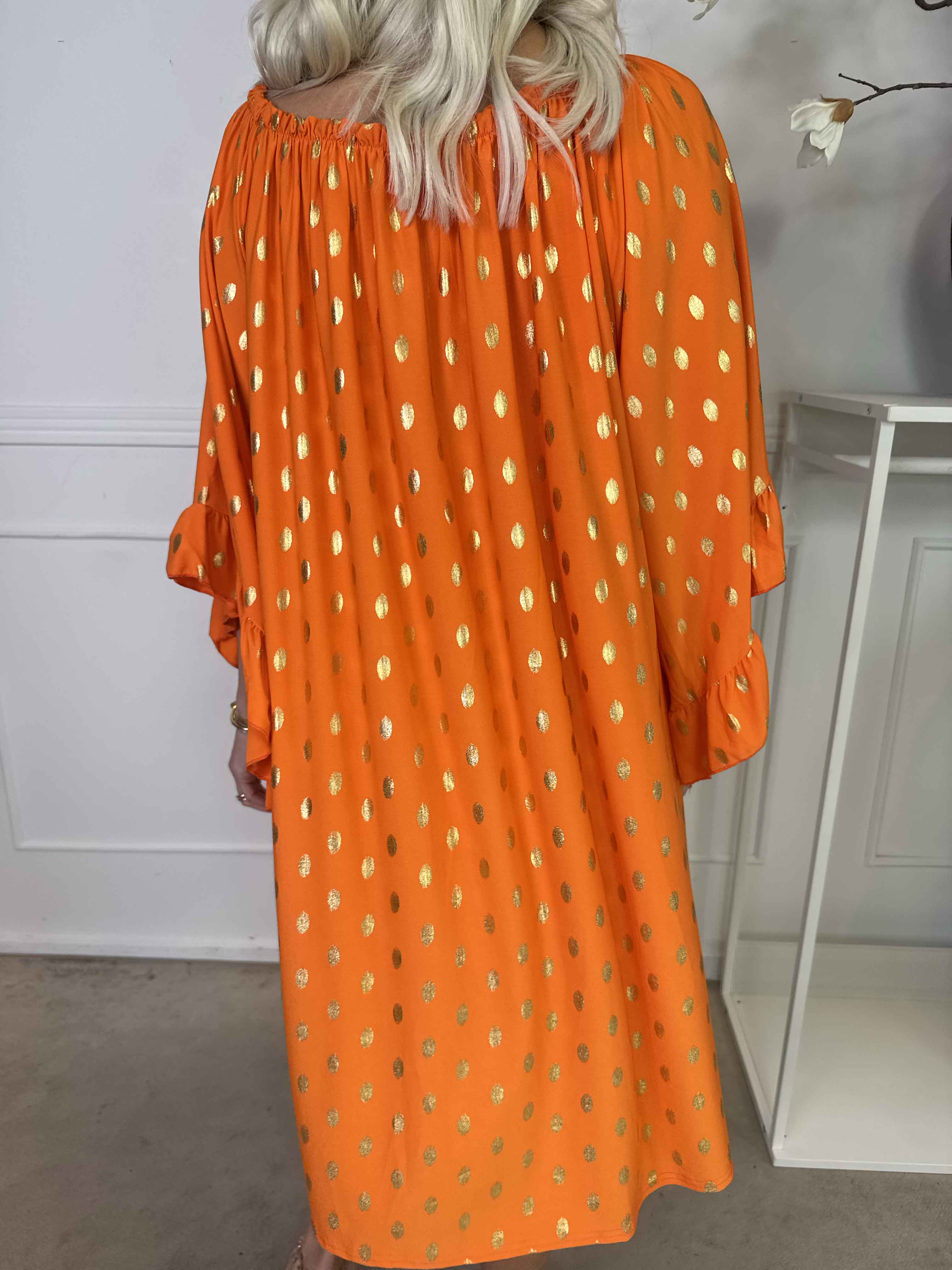 Yasma - Elastisk tunikakjole med guld prikker og flæseærmer