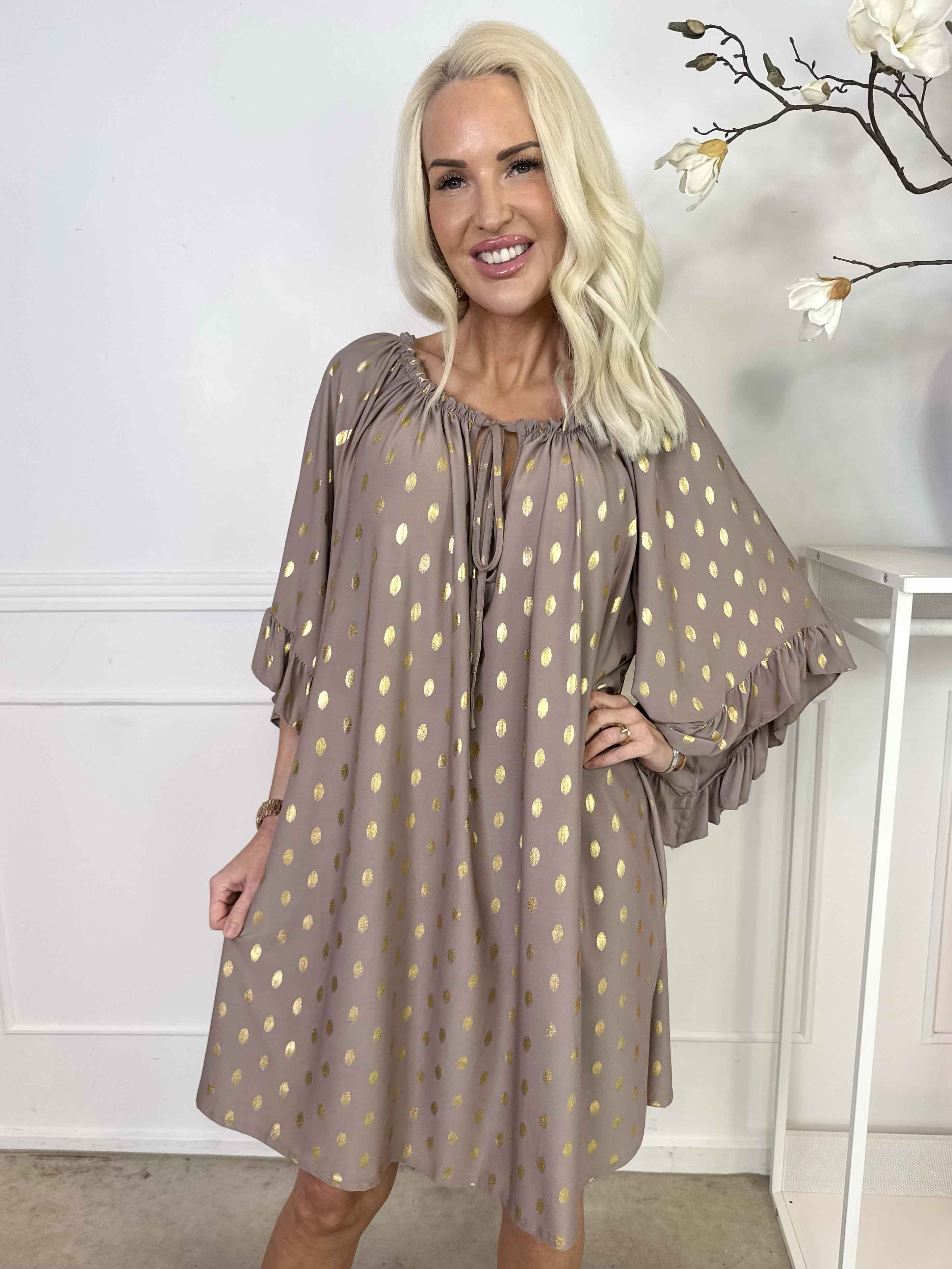 Yasma - Elastisk tunikakjole med guld prikker og flæseærmer