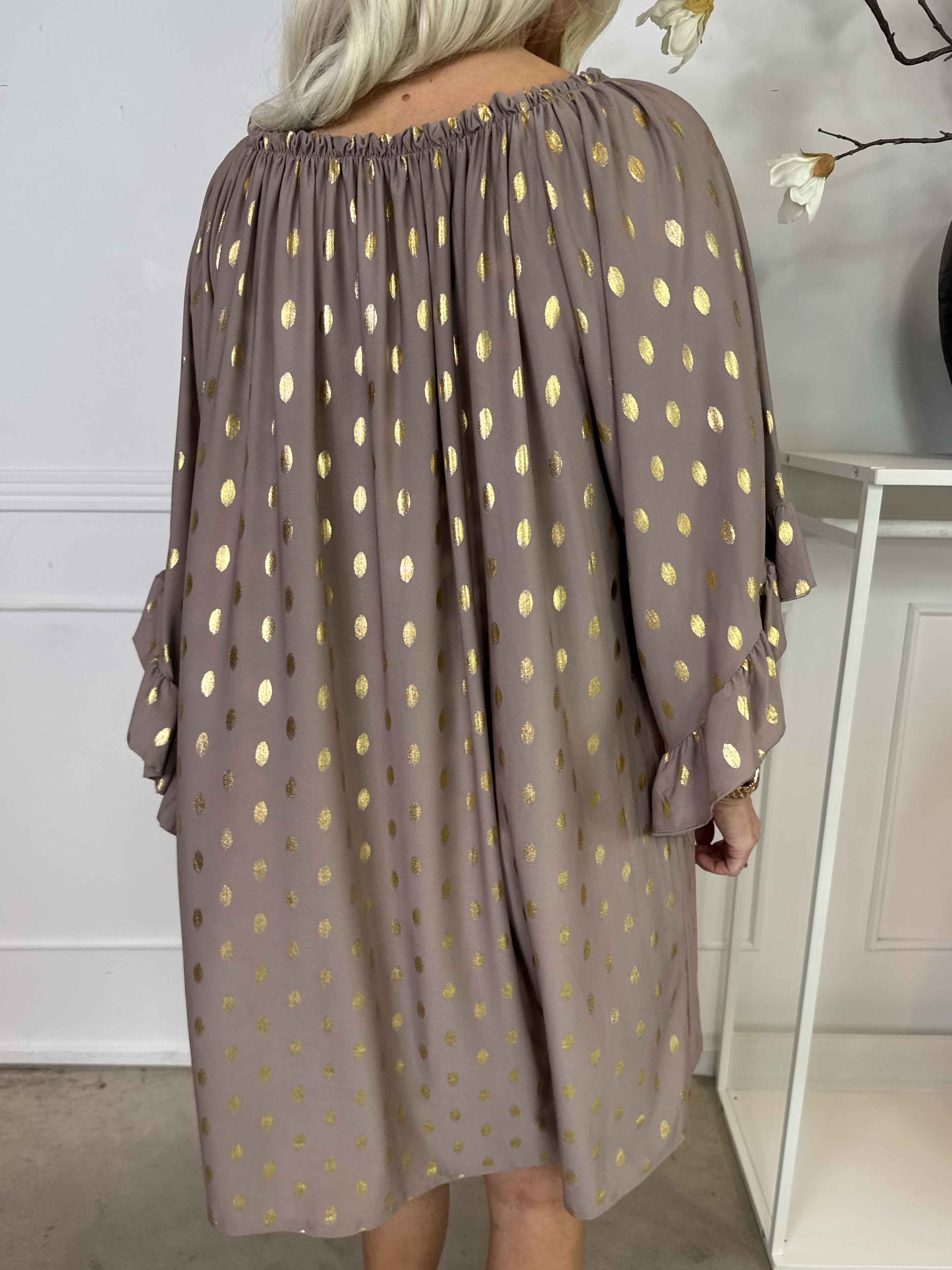 Yasma - Elastisk tunikakjole med guld prikker og flæseærmer