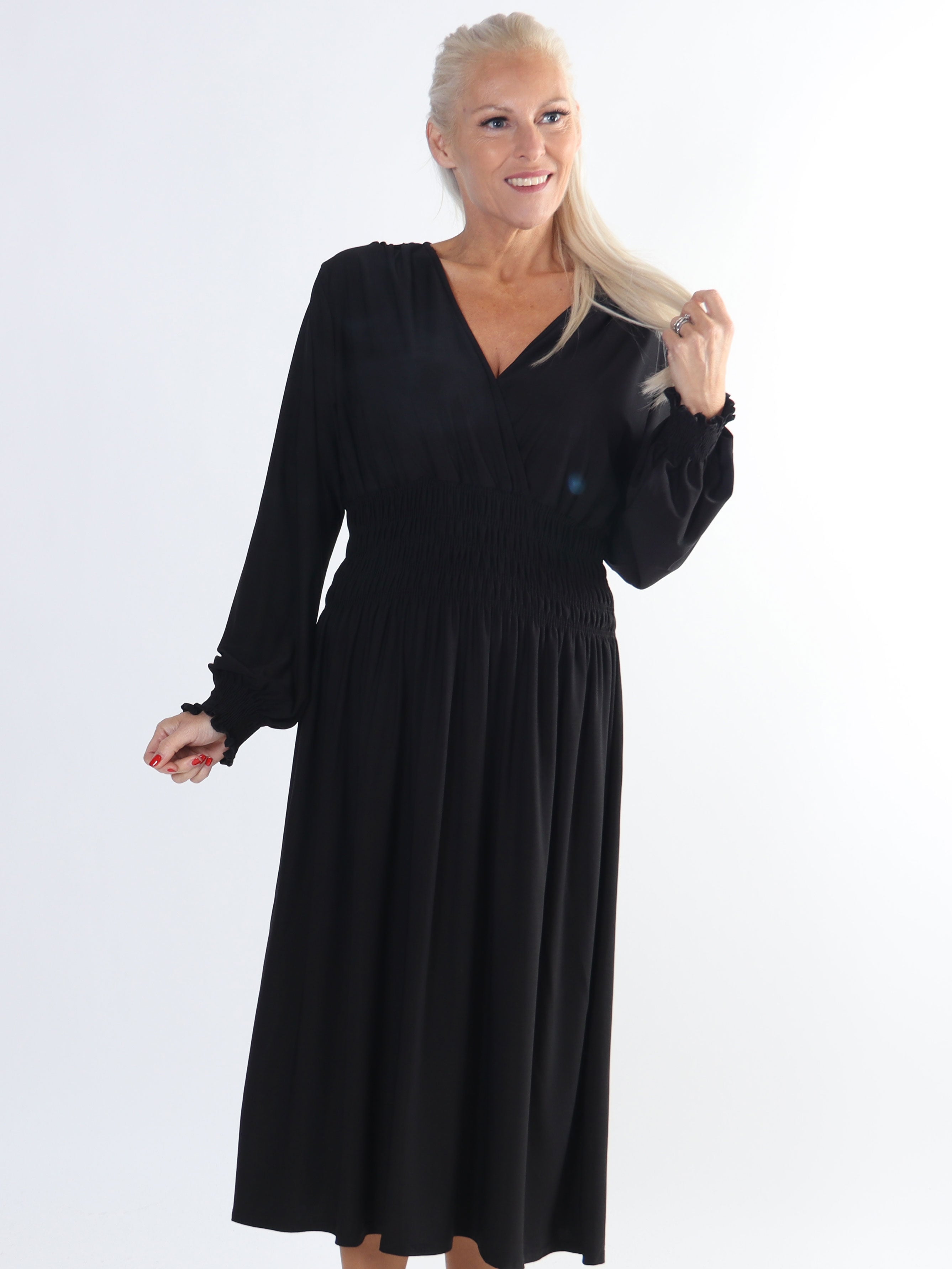 Pams Plain Midi L/S - Elastisk kjole i plus size med smock