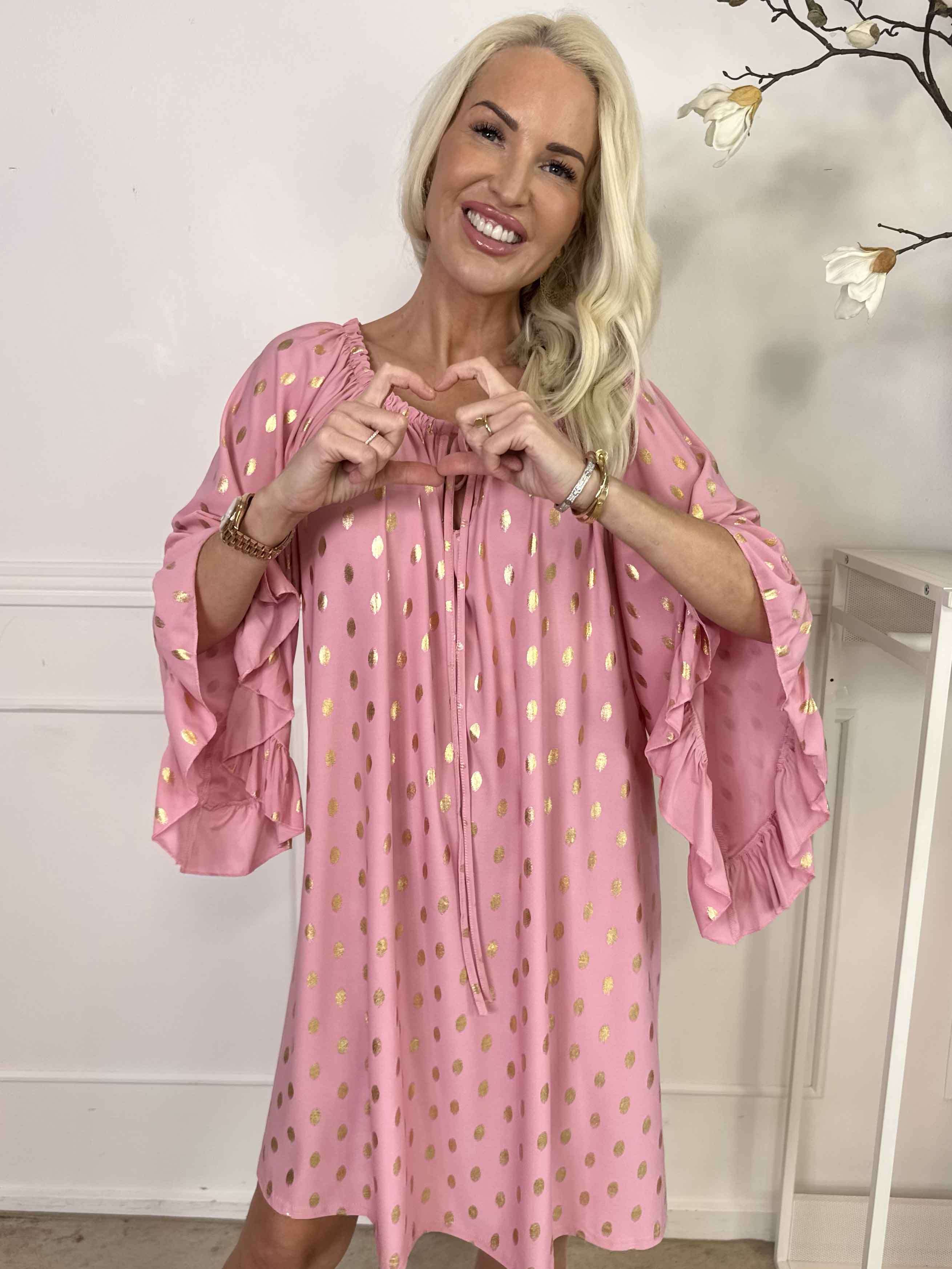 Yasma - Elastisk tunikakjole med guld prikker og flæseærmer