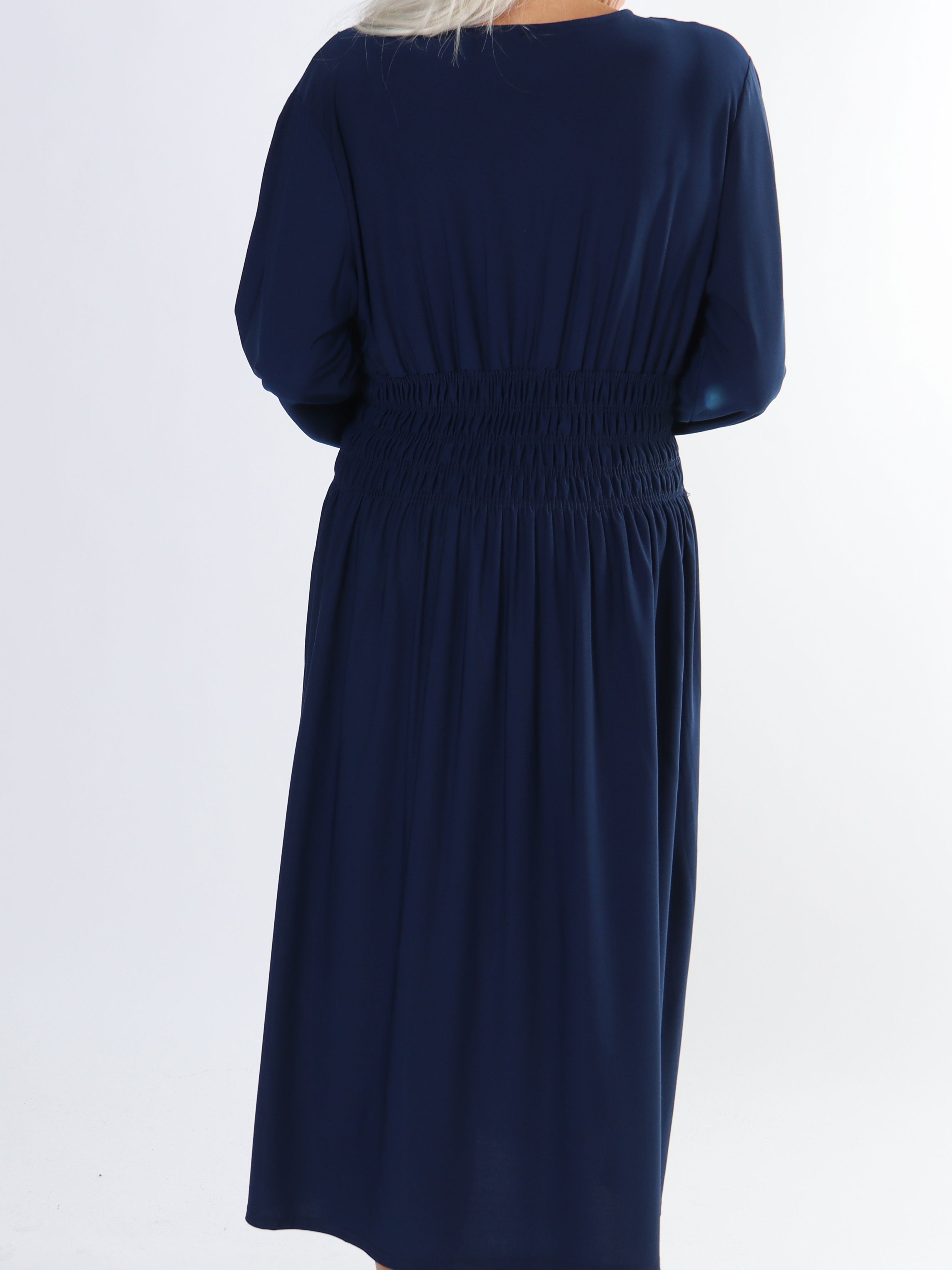 Pams Plain Midi L/S - Elastisk kjole i plus size med smock